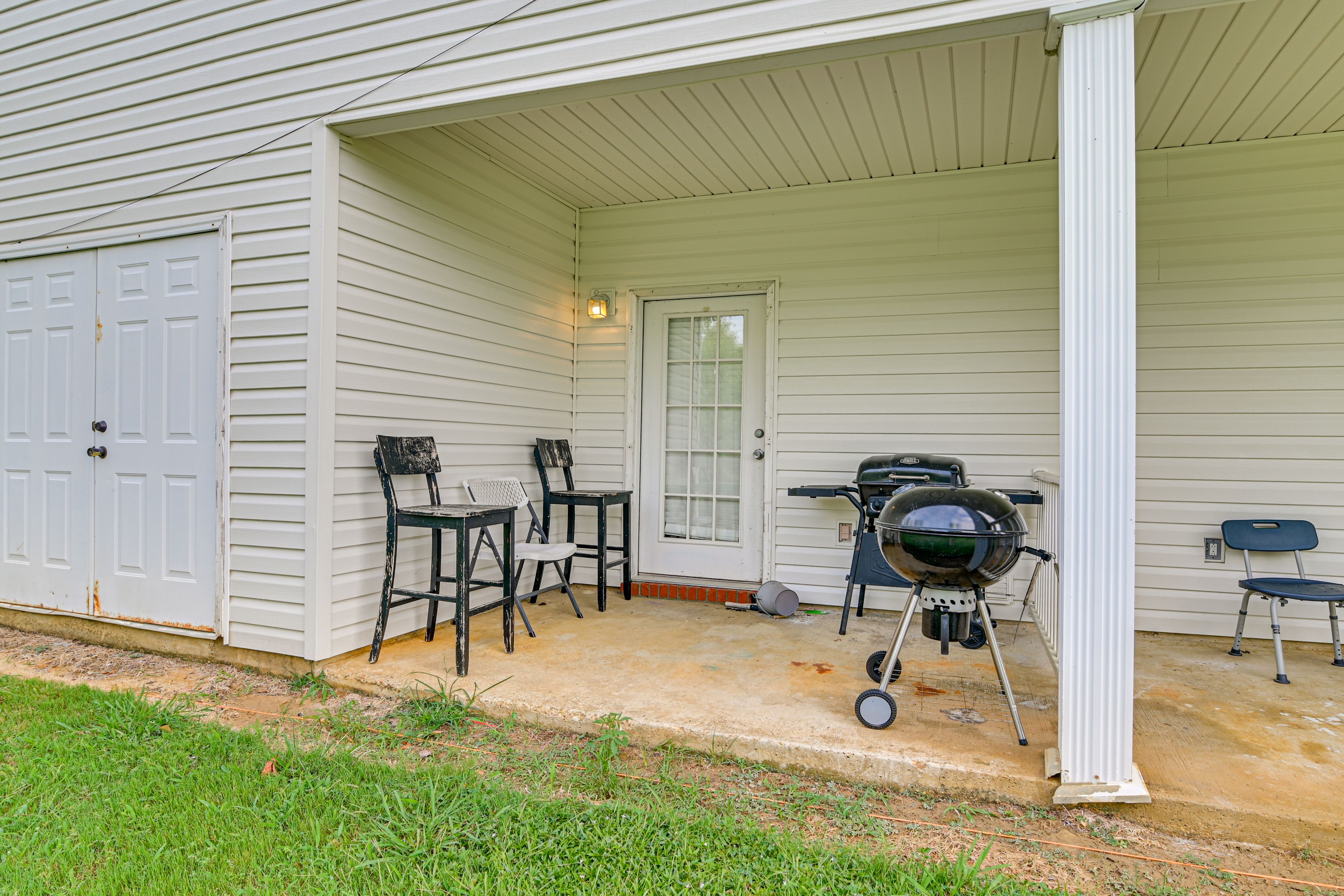 Private Patio | Gas & Charcoal Grills