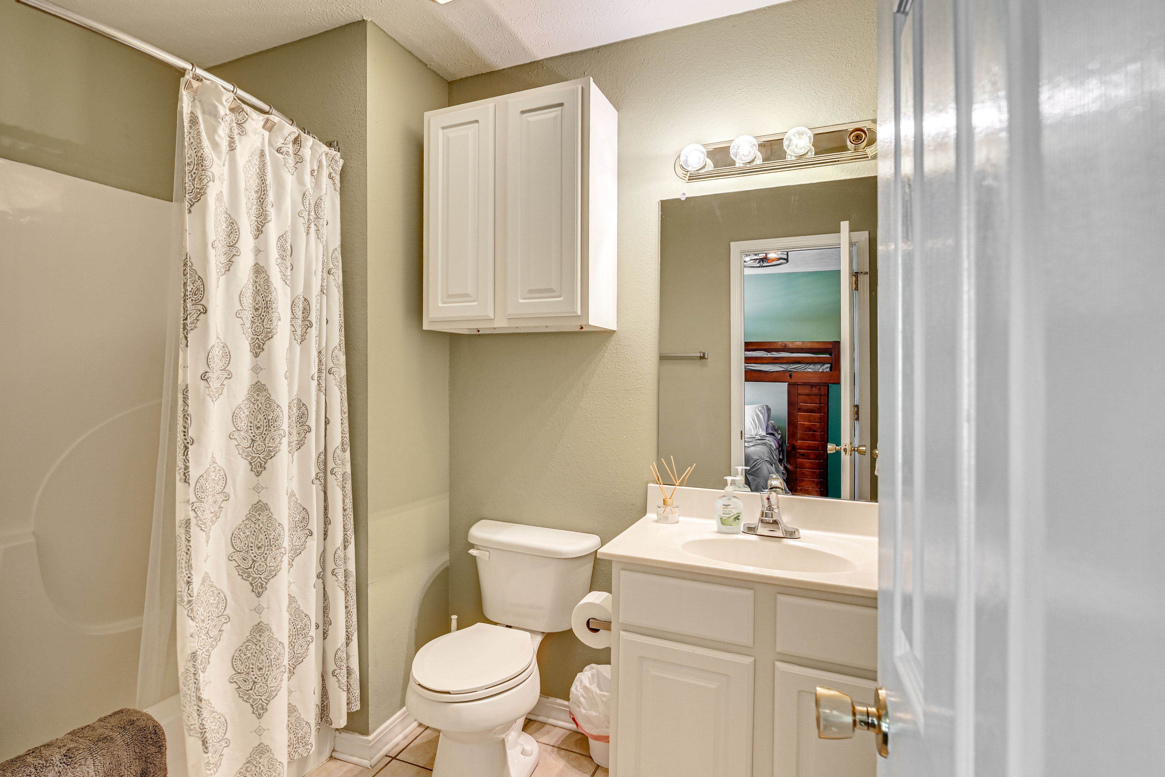 En-Suite Bathroom | 2nd Floor