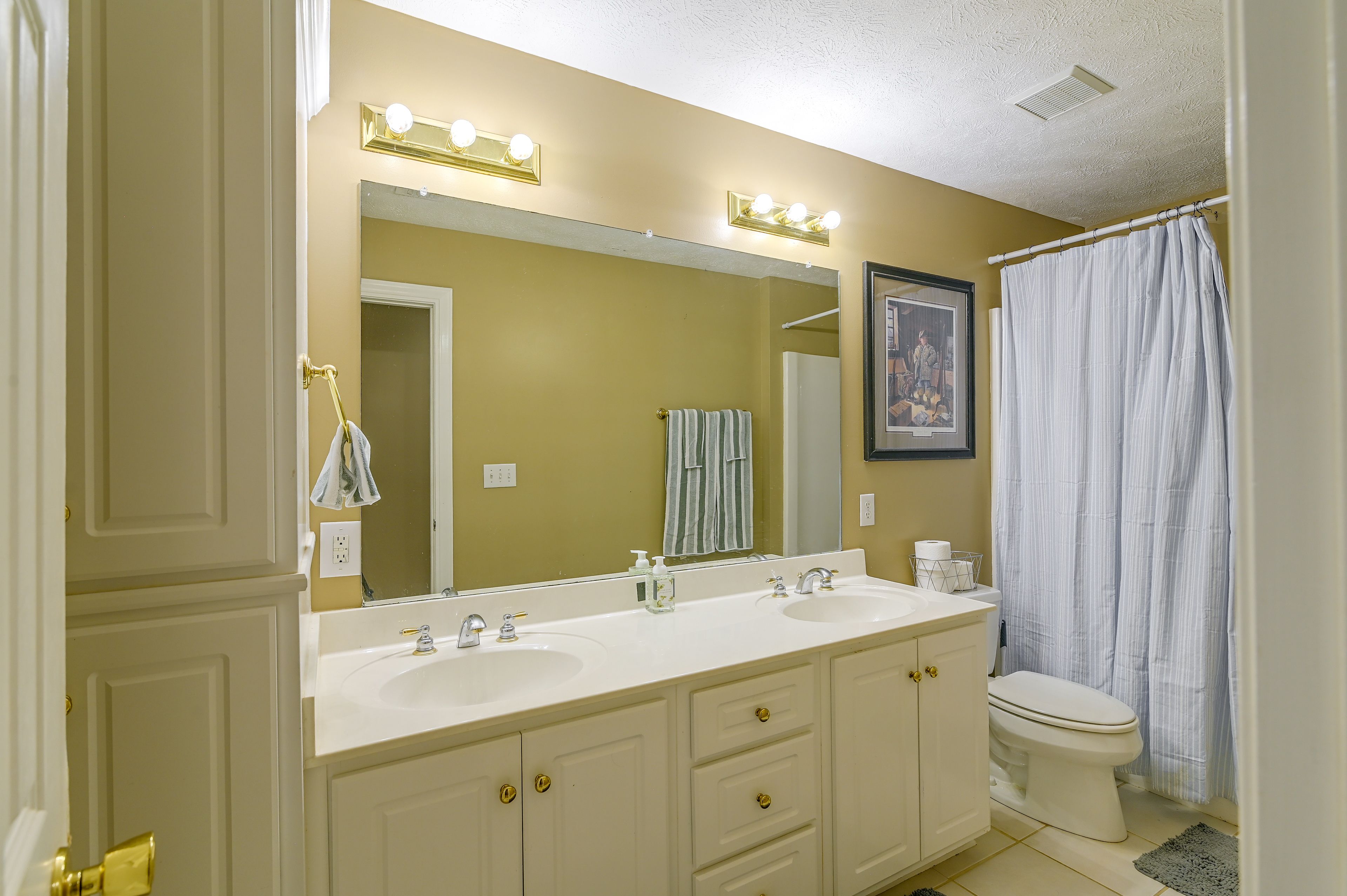 Bathroom | 2nd Floor