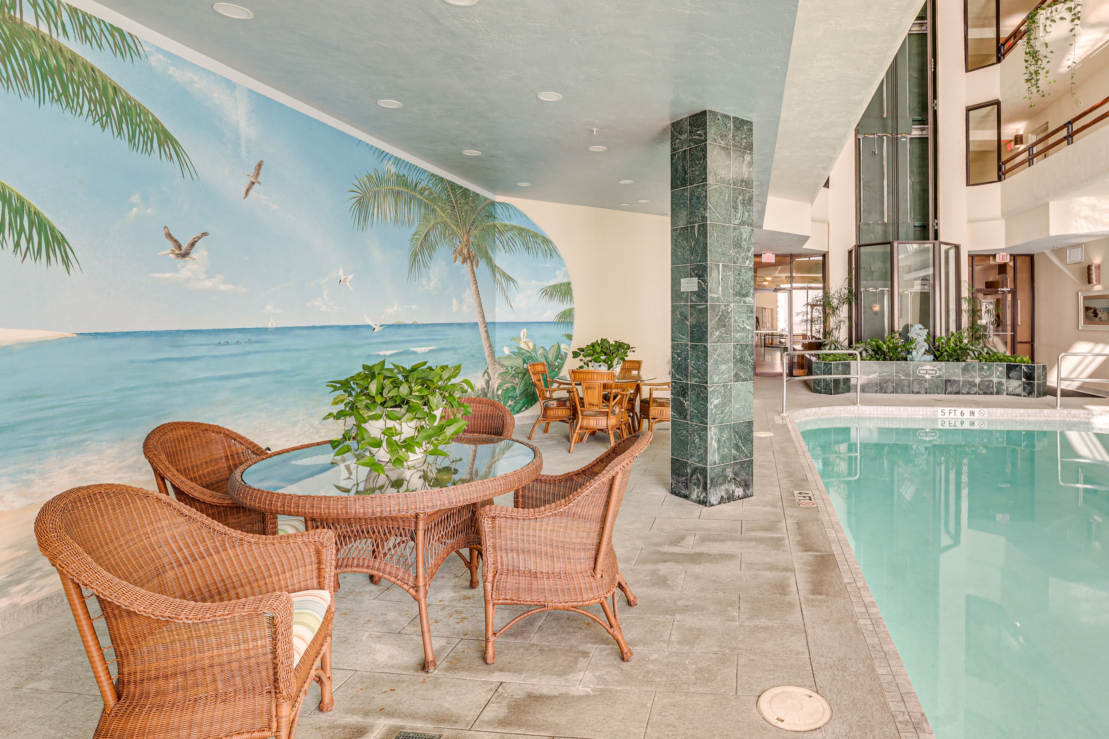 Community Amenities | Indoor & Outdoor Pools | Dining Areas