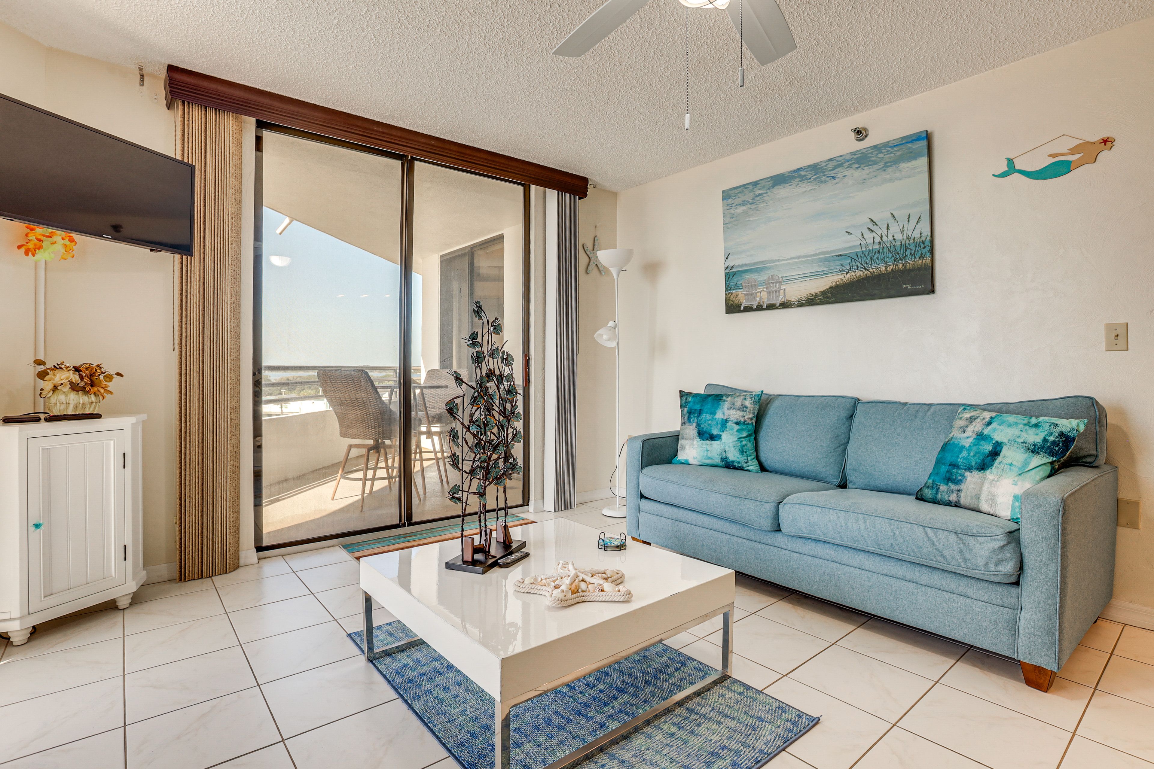 Living Room | Open Floor Plan | Free WiFi