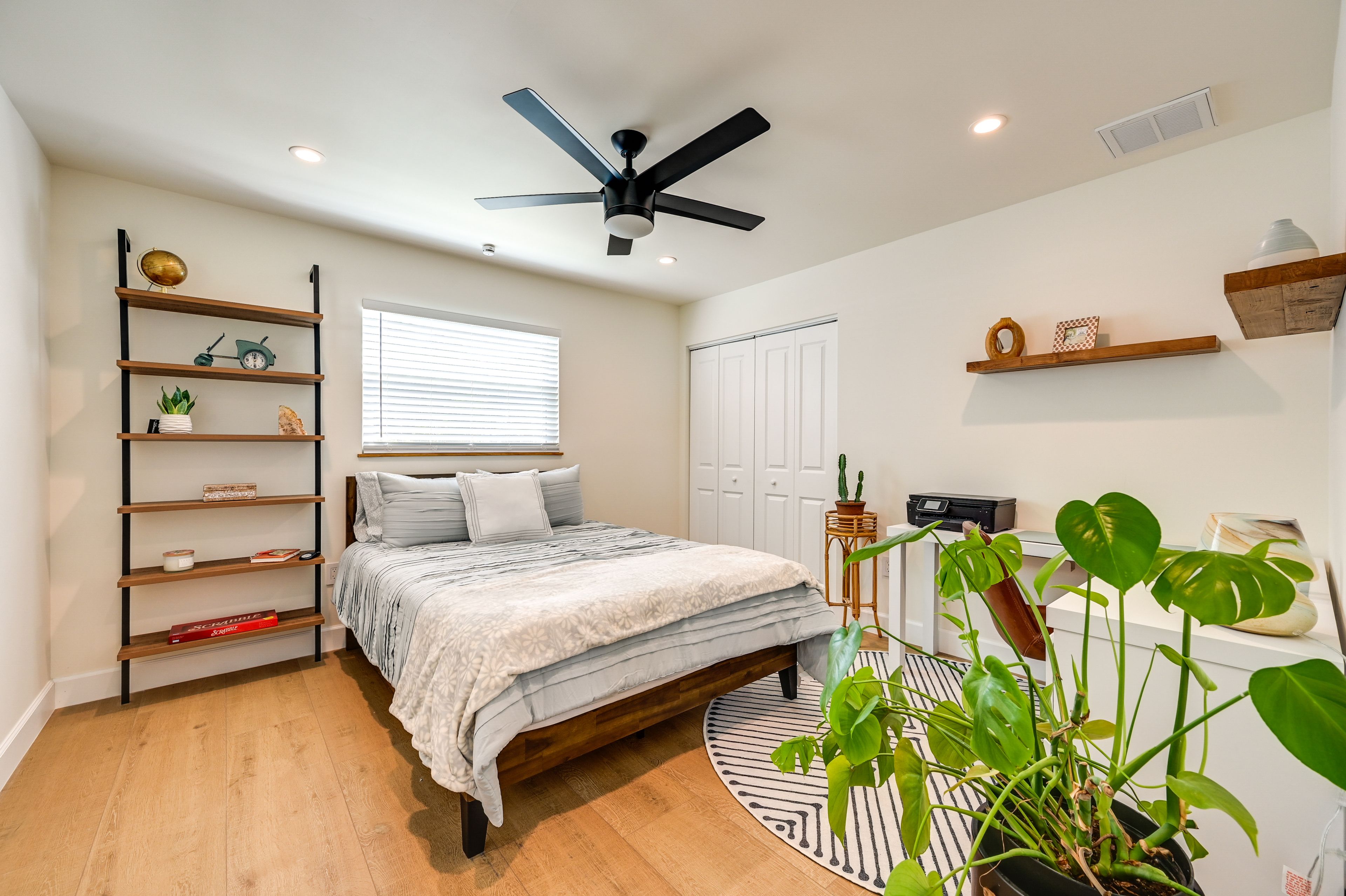 Bedroom 2 | Queen Bed