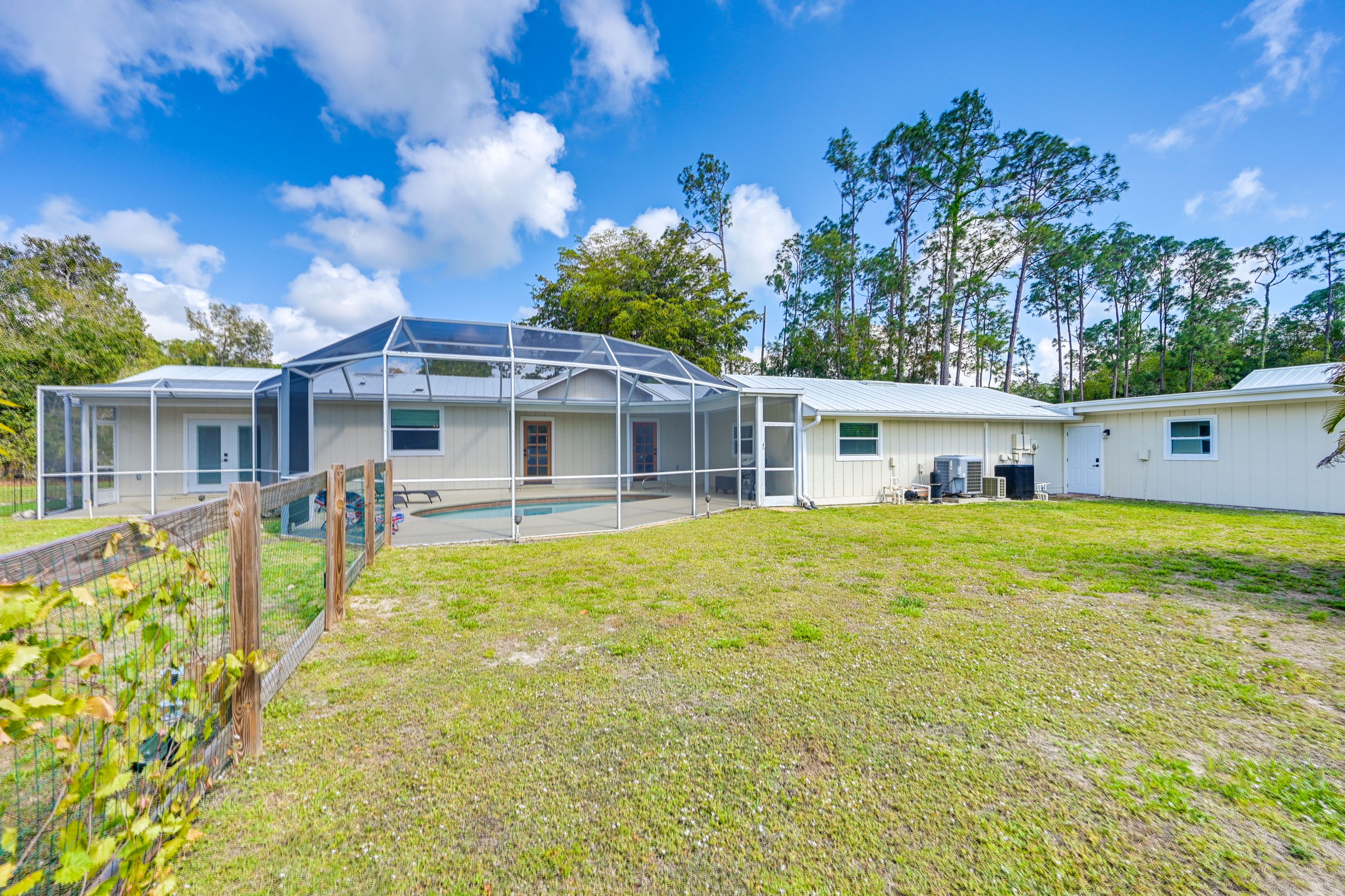 RV/Trailer Parking Allowed (Grass Lot)