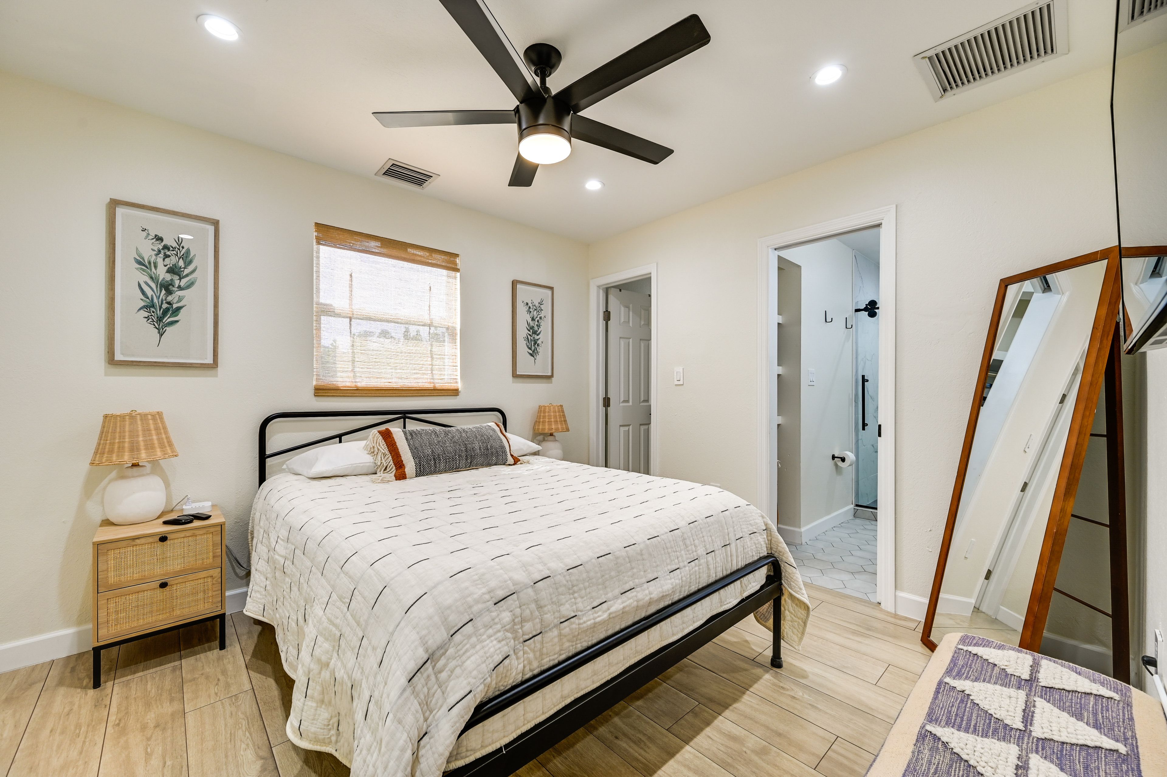 Bedroom 4 | Queen Bed | Smart TV