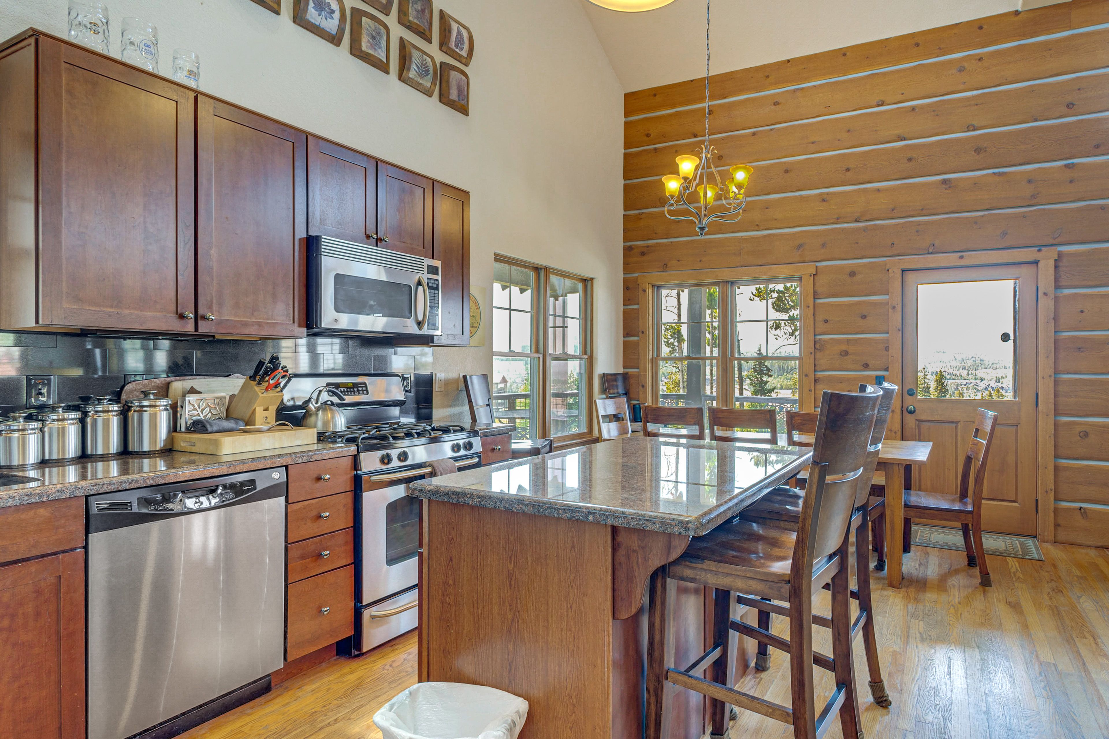 Kitchen | Main Floor