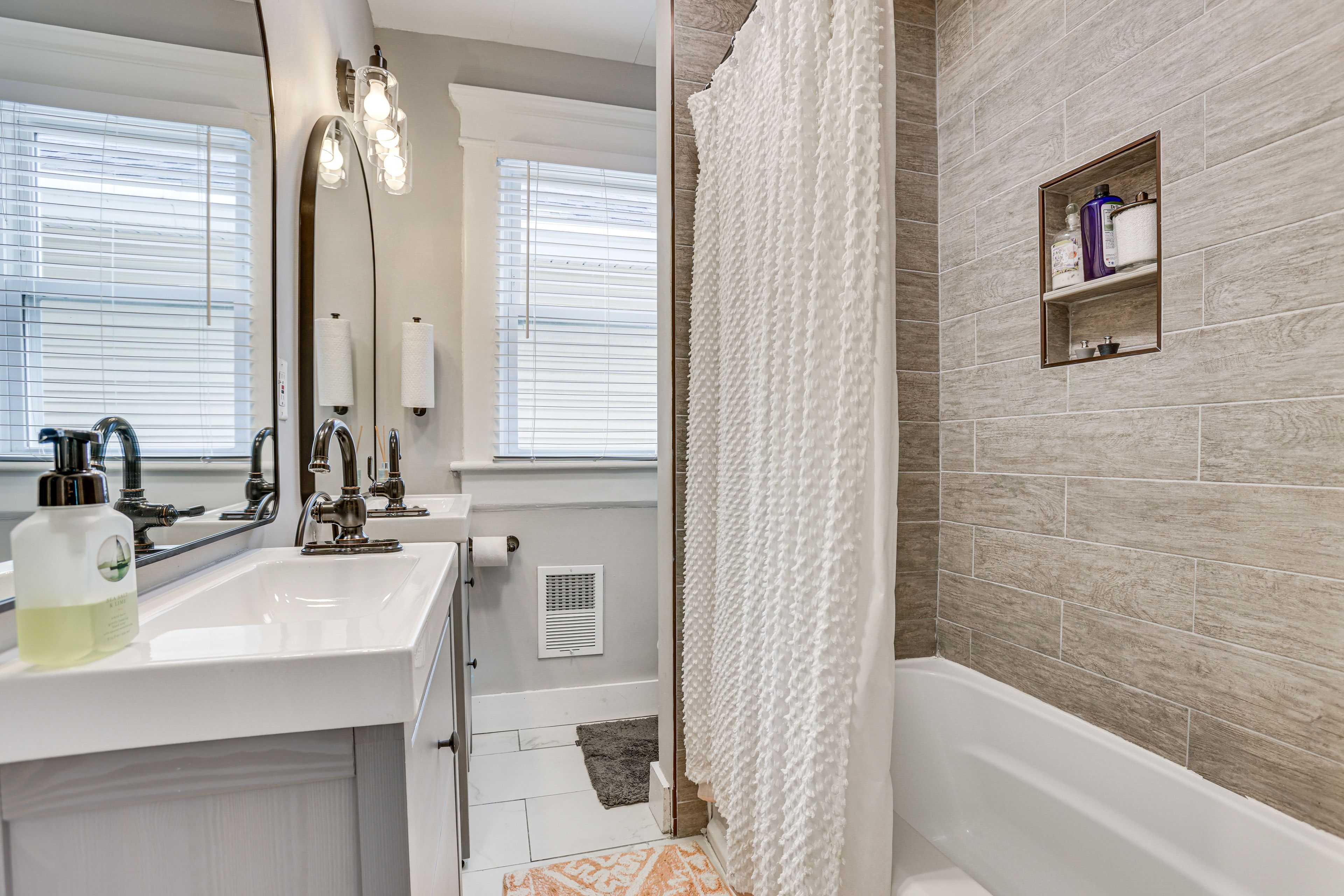 Full Bathroom | 2nd Floor