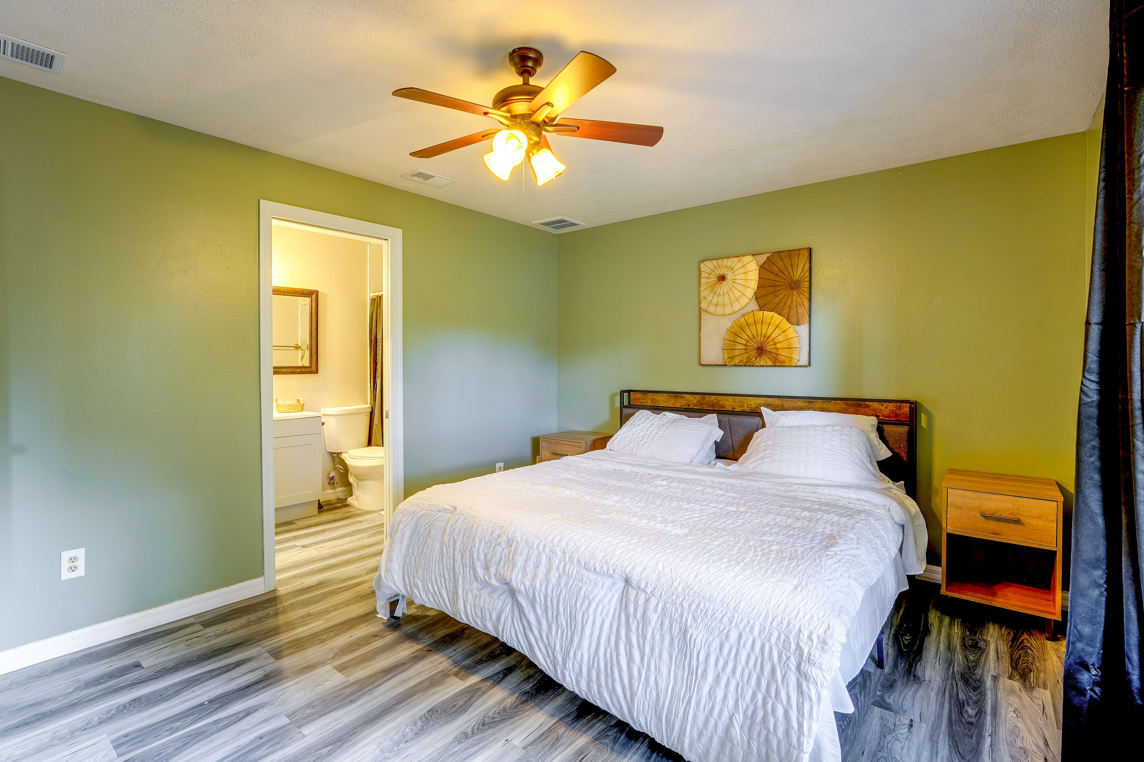 Bedroom | King Bed | En-Suite Bathroom