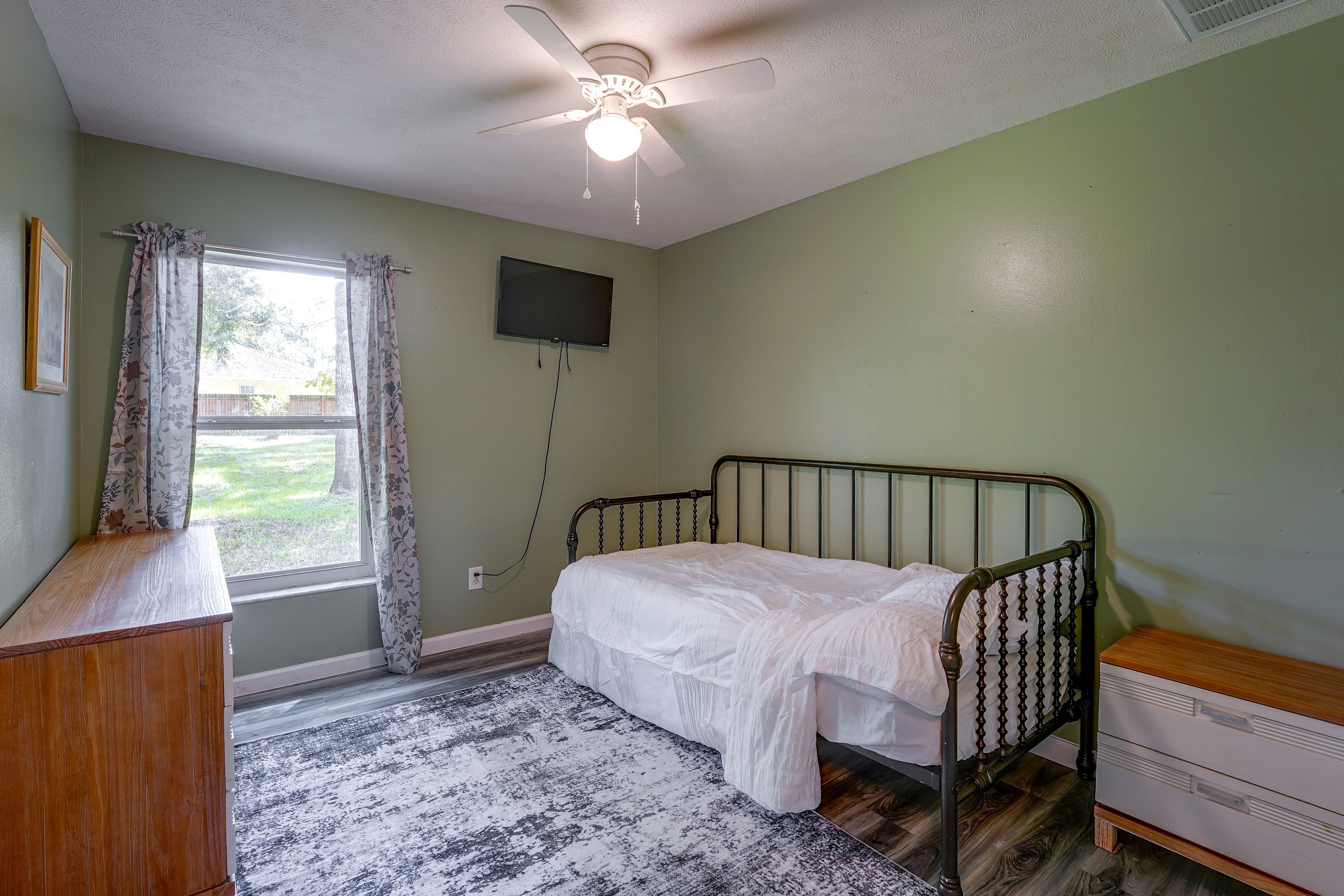 Bedroom | Twin Bed
