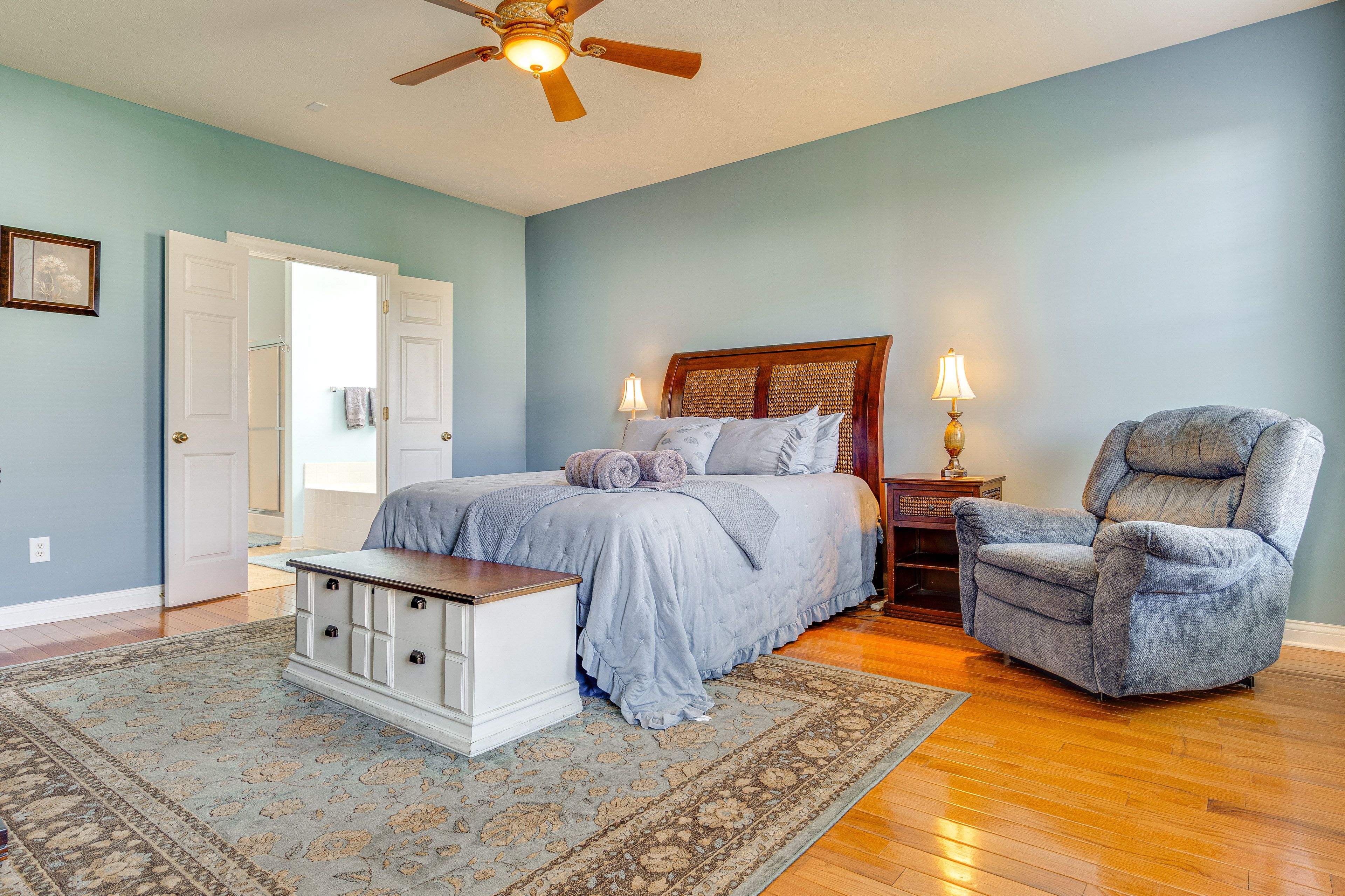 Bedroom 1 | Queen Bed