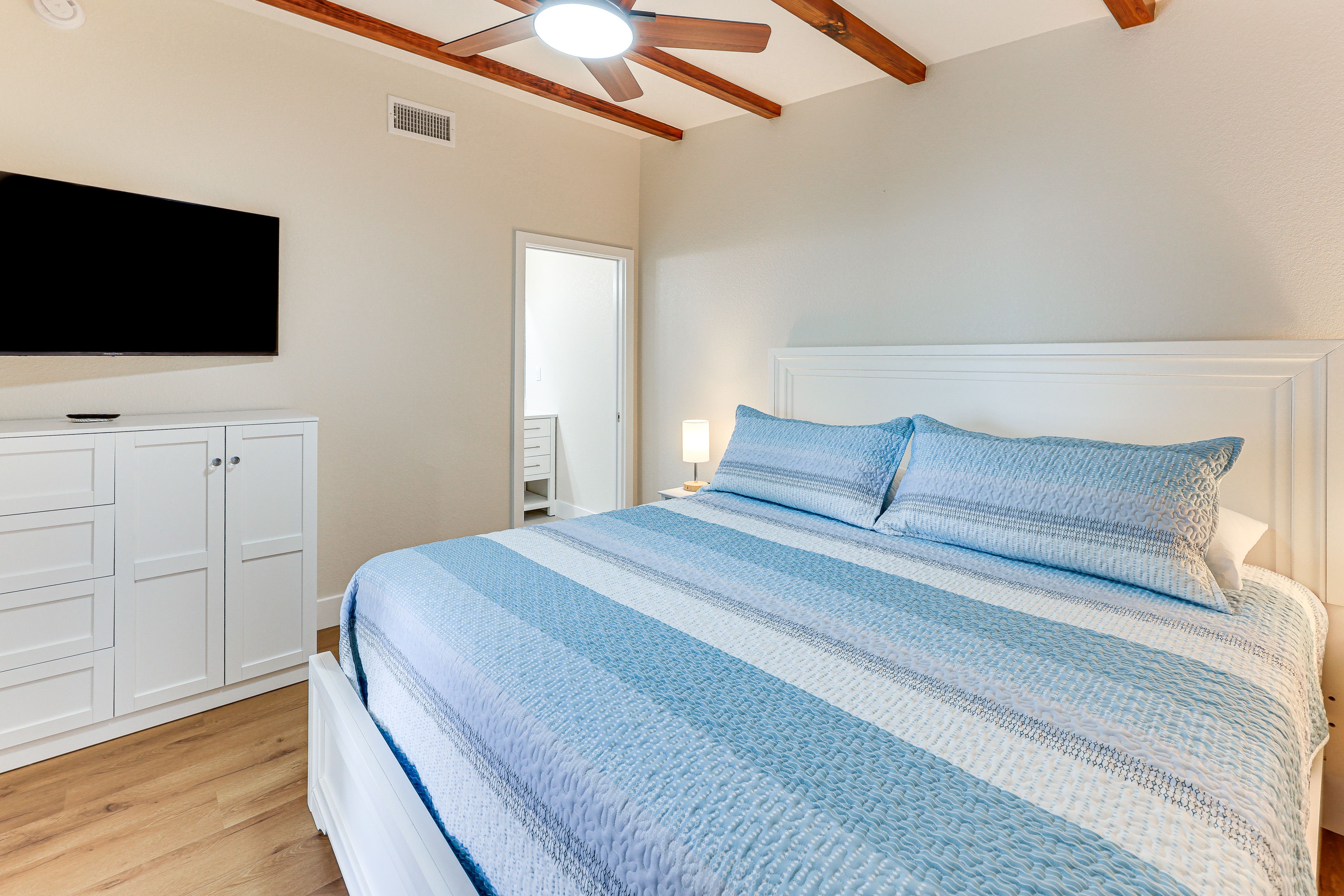 Bedroom 9 | House 2 | Queen Bed