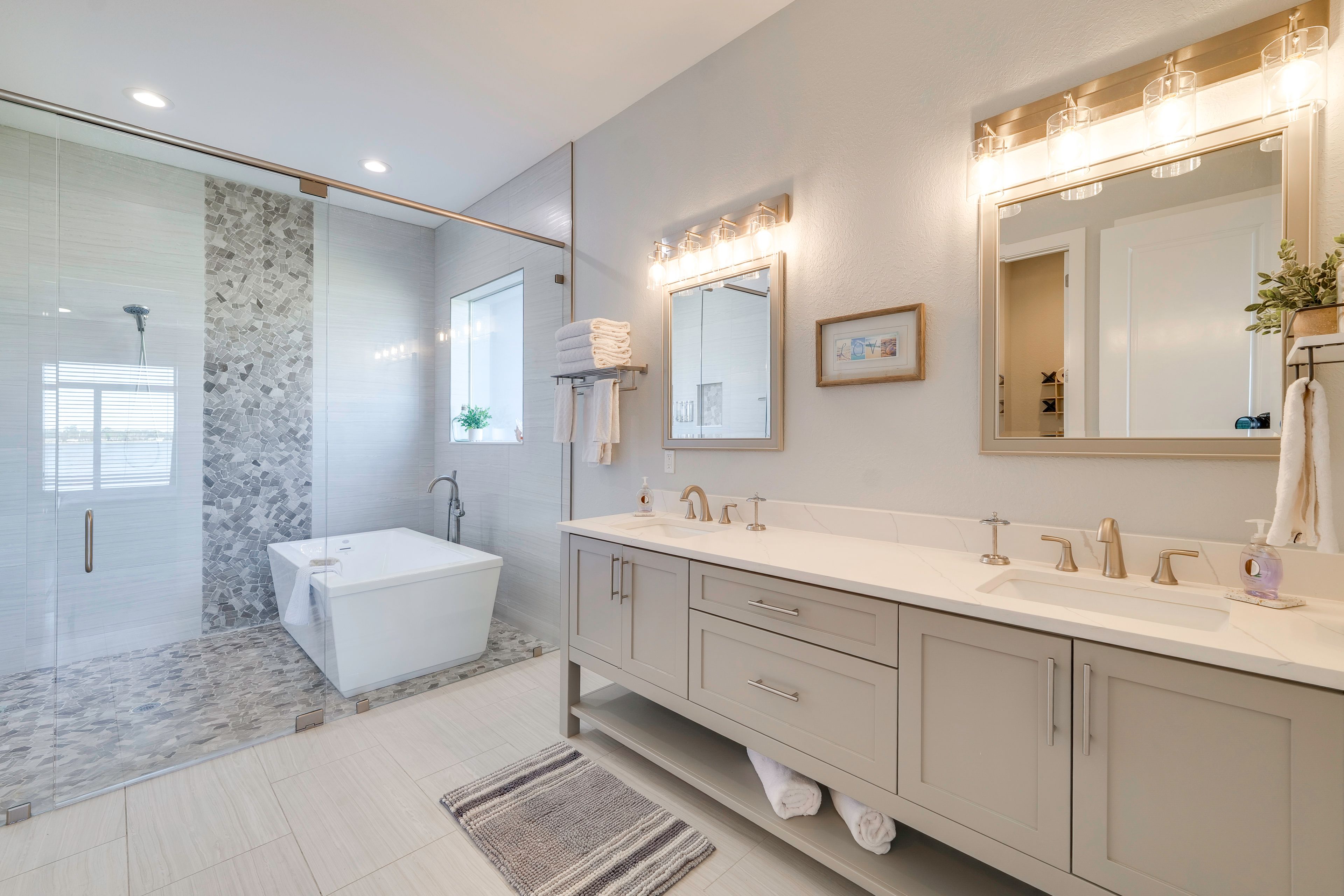 Full Bathroom | House 1