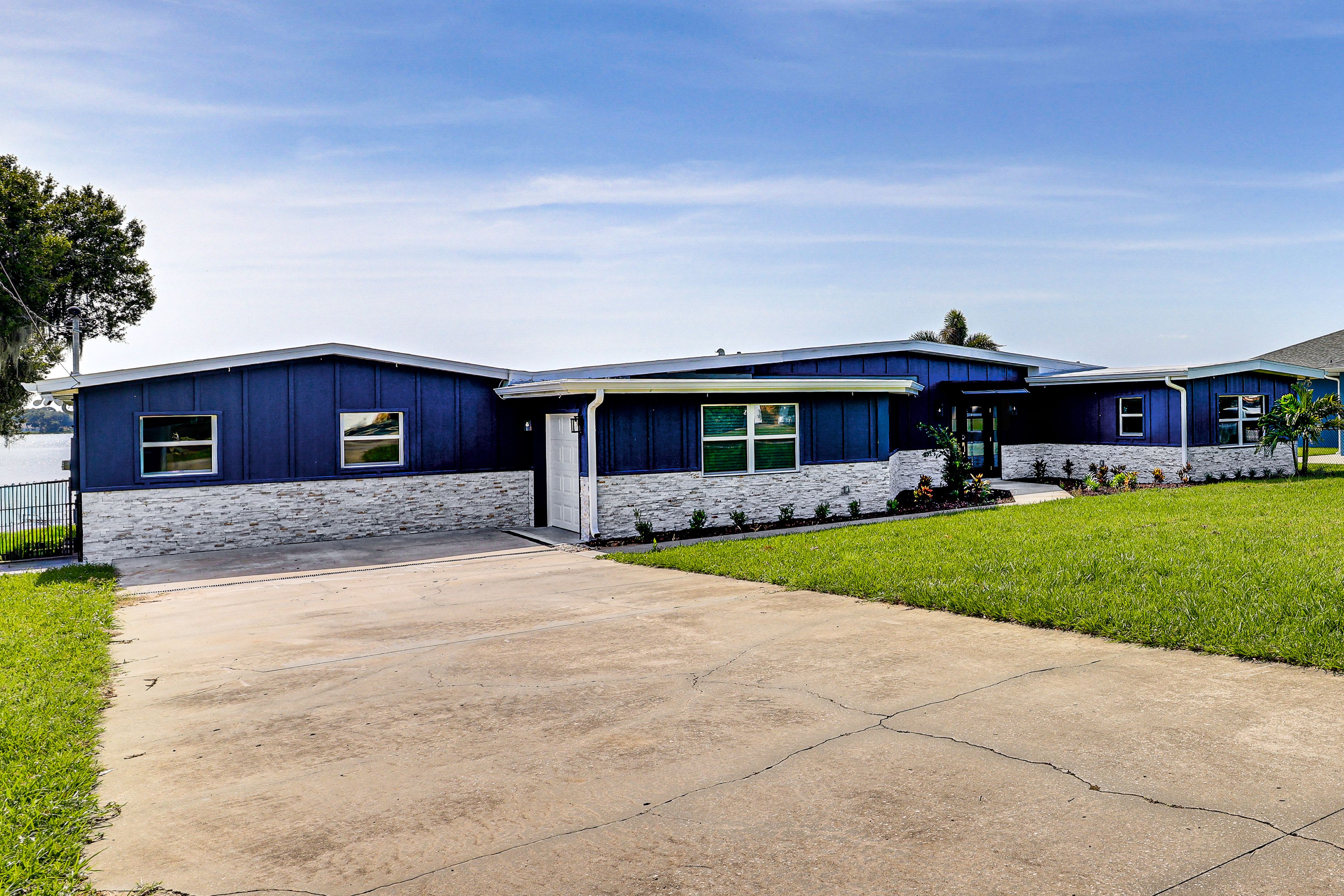 House 2 Parking | Driveway (8-10 Vehicles)