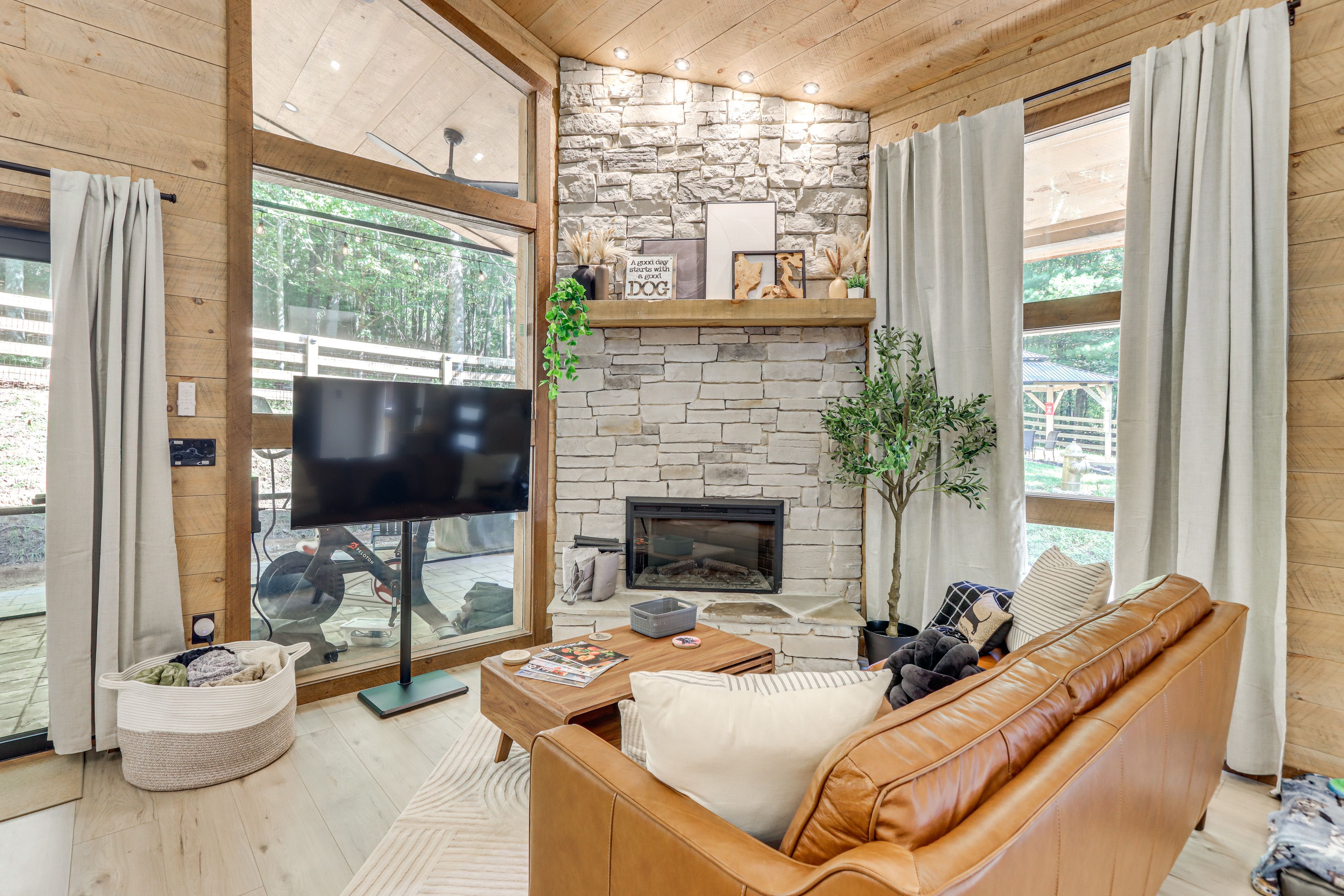 Living Room | Smart TV