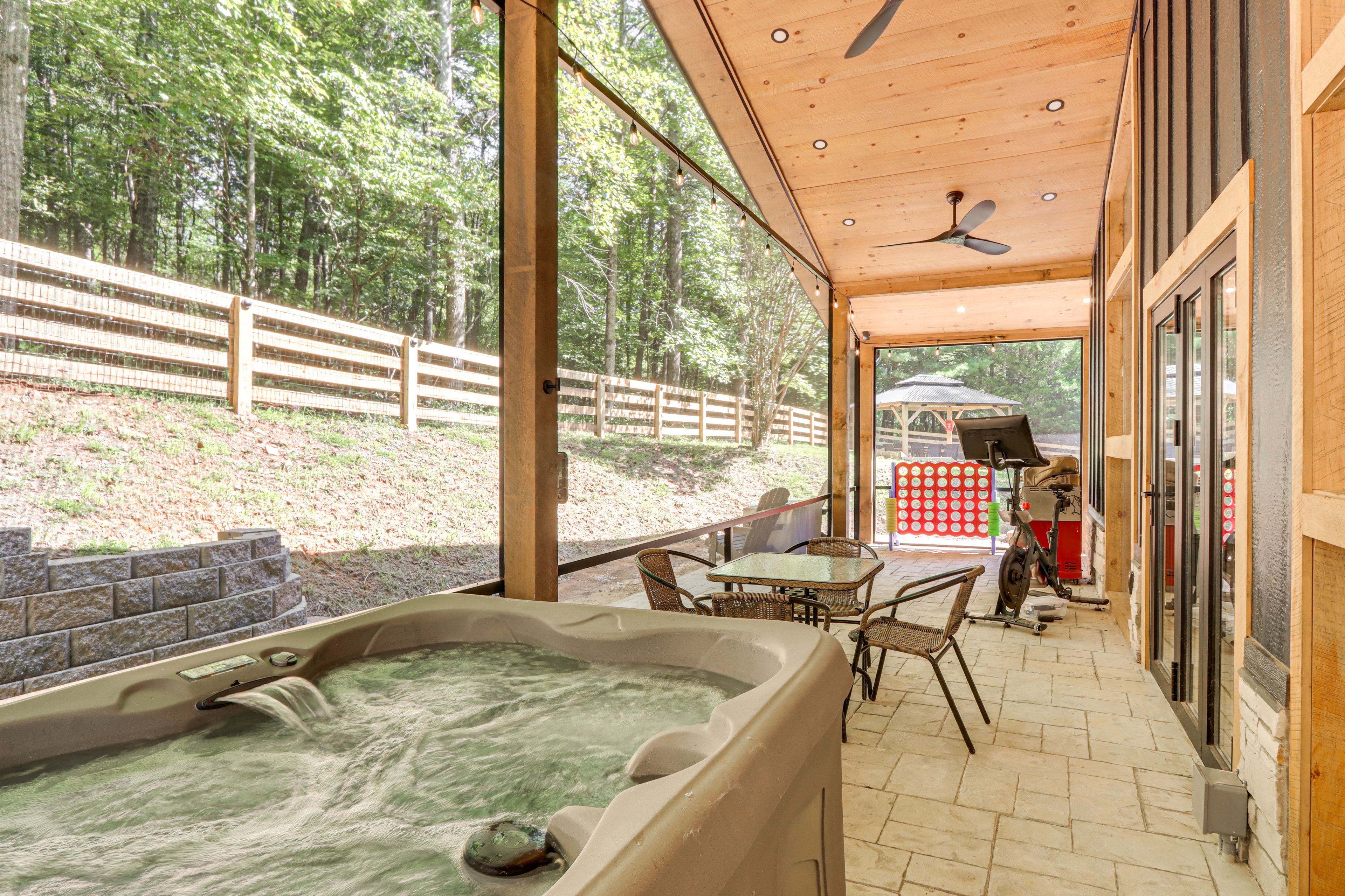 Screened Porch | Hot Tub | Gas Grill | Exercise Bike