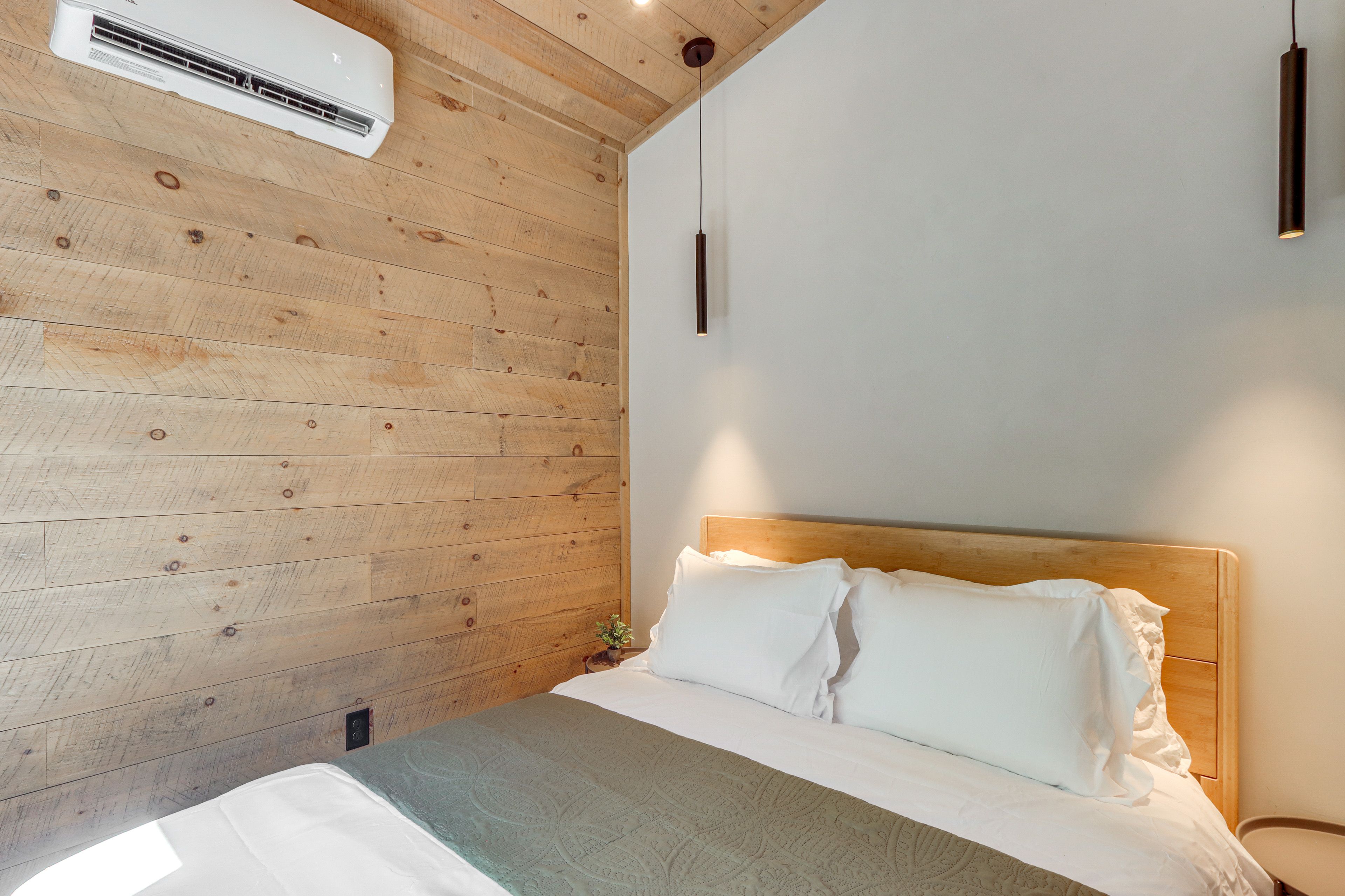 Bedroom | Queen Bed