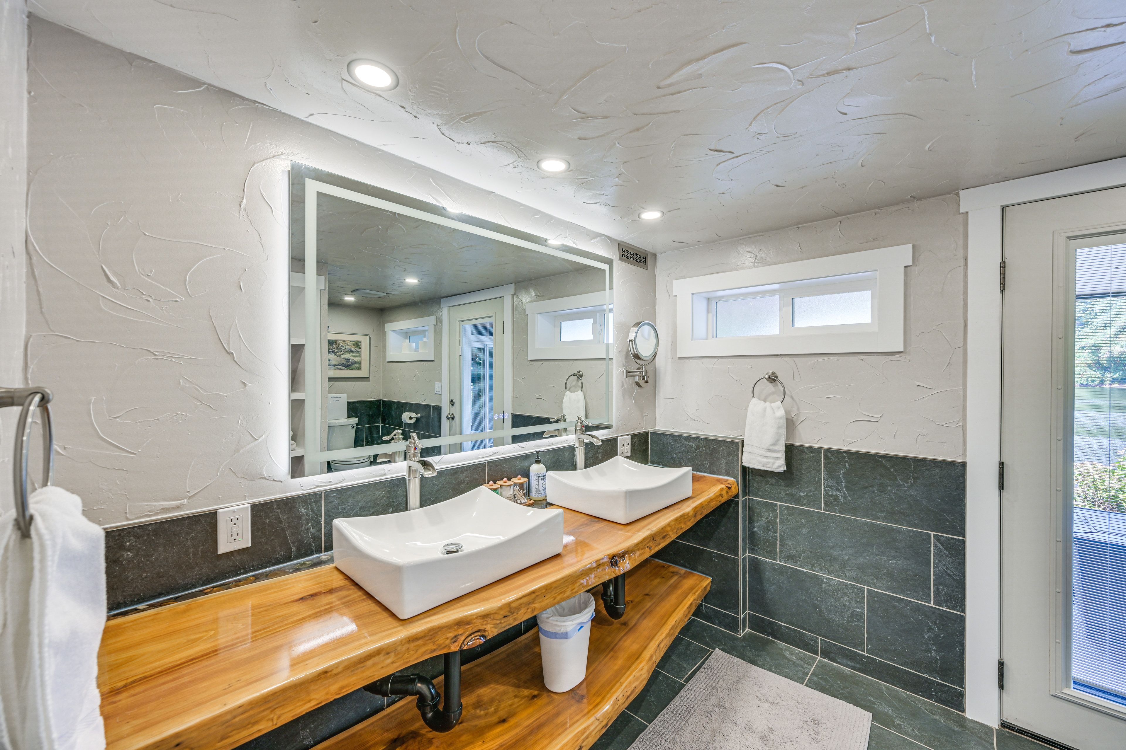 En-Suite Full Bathroom