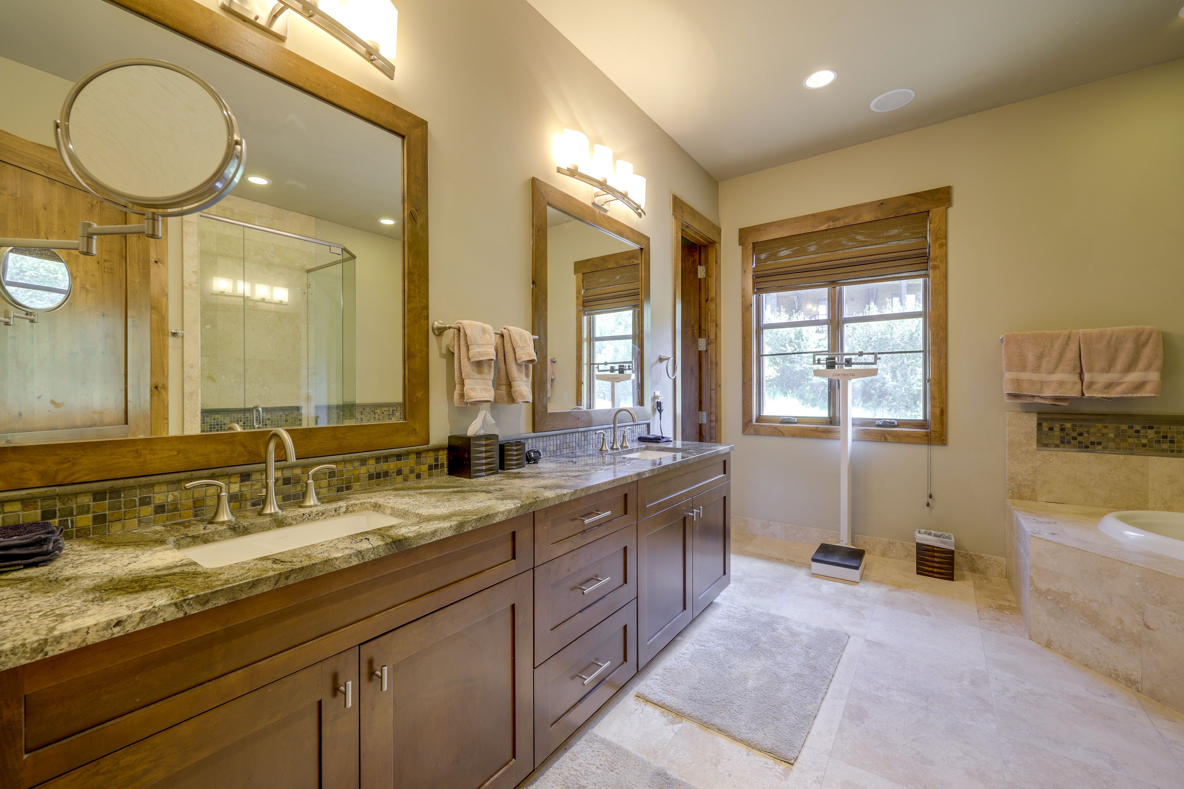 En-Suite Bathroom | Soaking Tub | Main Floor