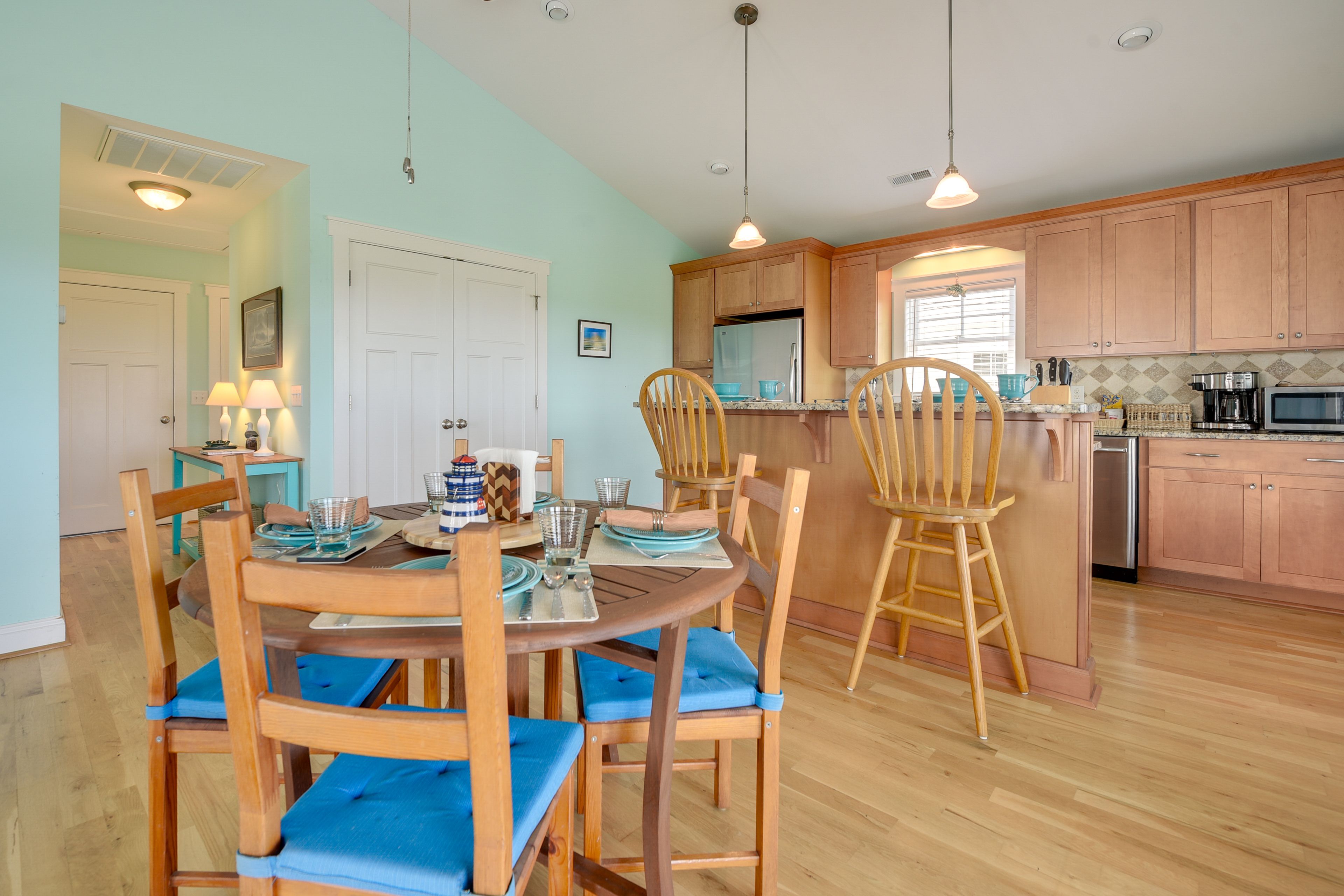 Dining Area & Kitchen