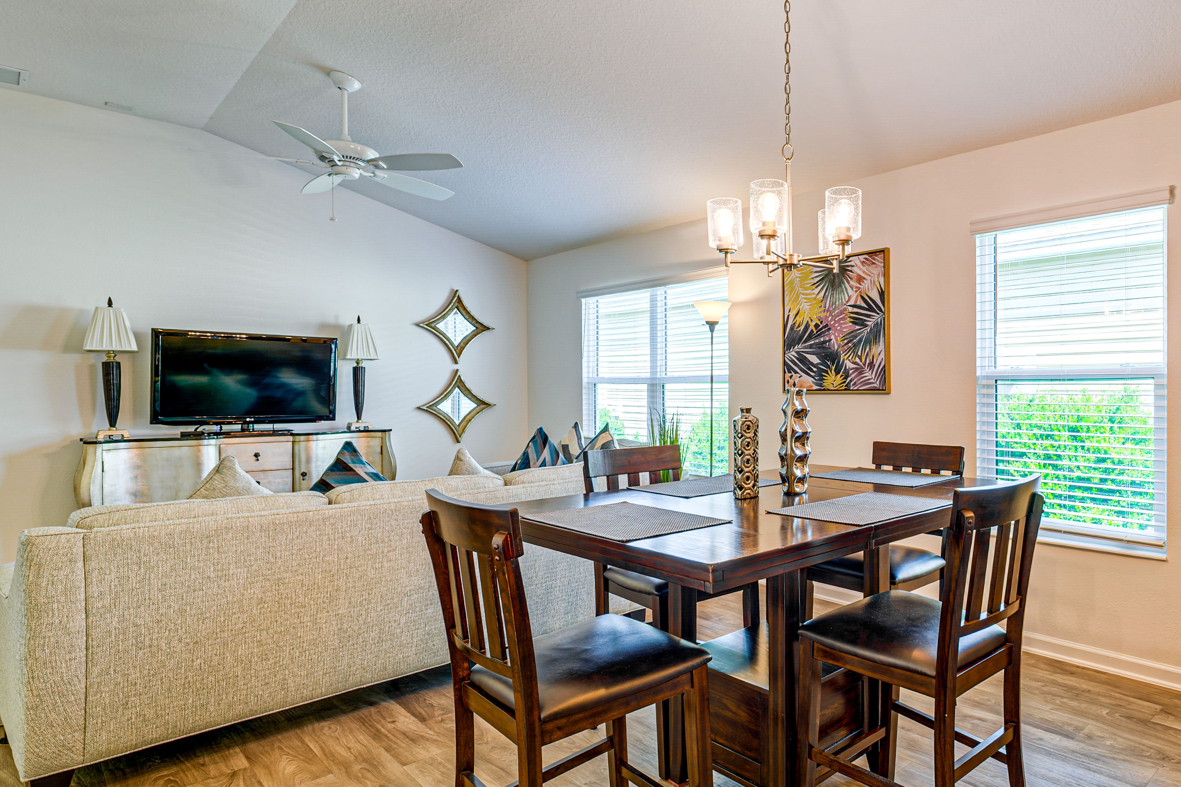 Dining Area | Dishware/Flatware Provided