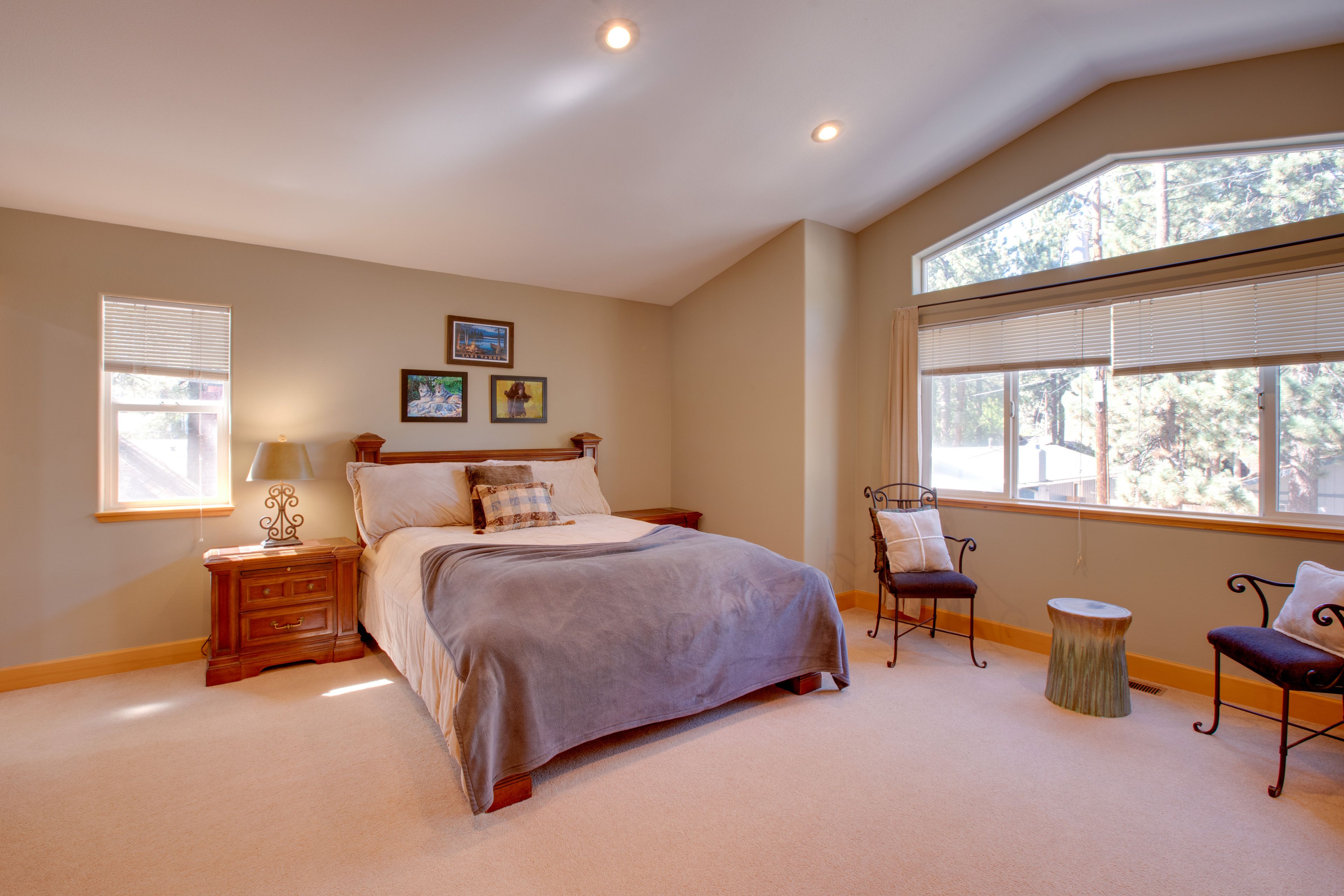 Bedroom | Queen Bed | Main Floor