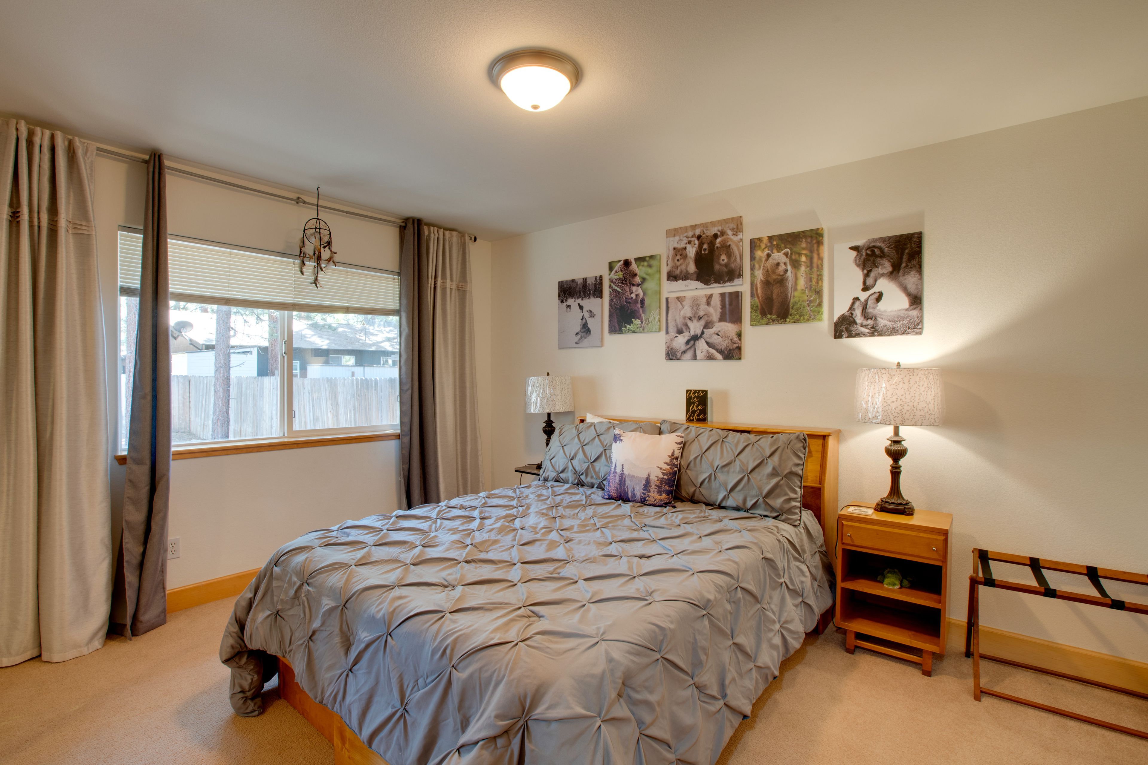 Bedroom | Queen Bed | Lower Floor