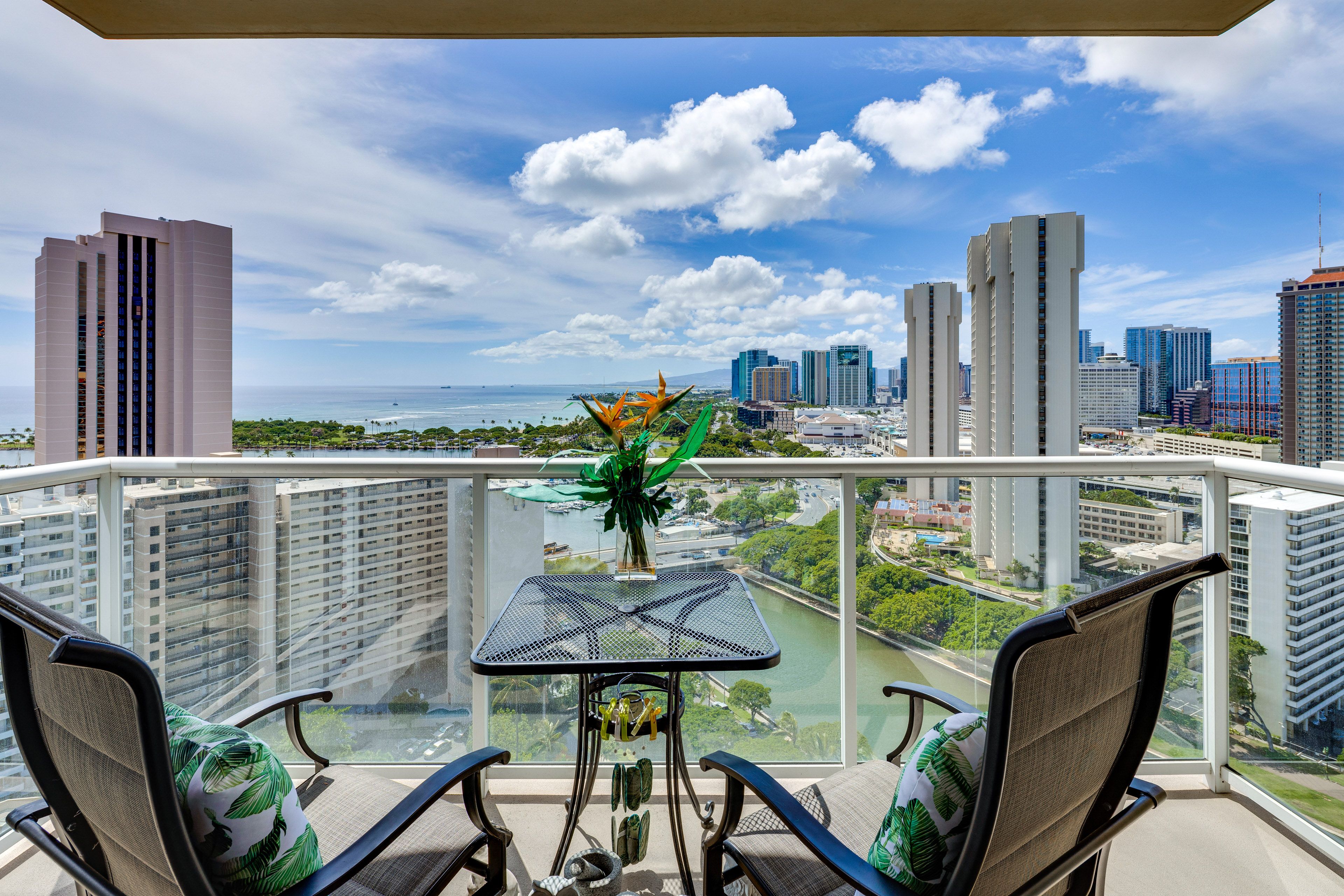 Honolulu Vacation Rental | 2BR | 1.5BA | 2,200 Sq Ft | Step-Free Access