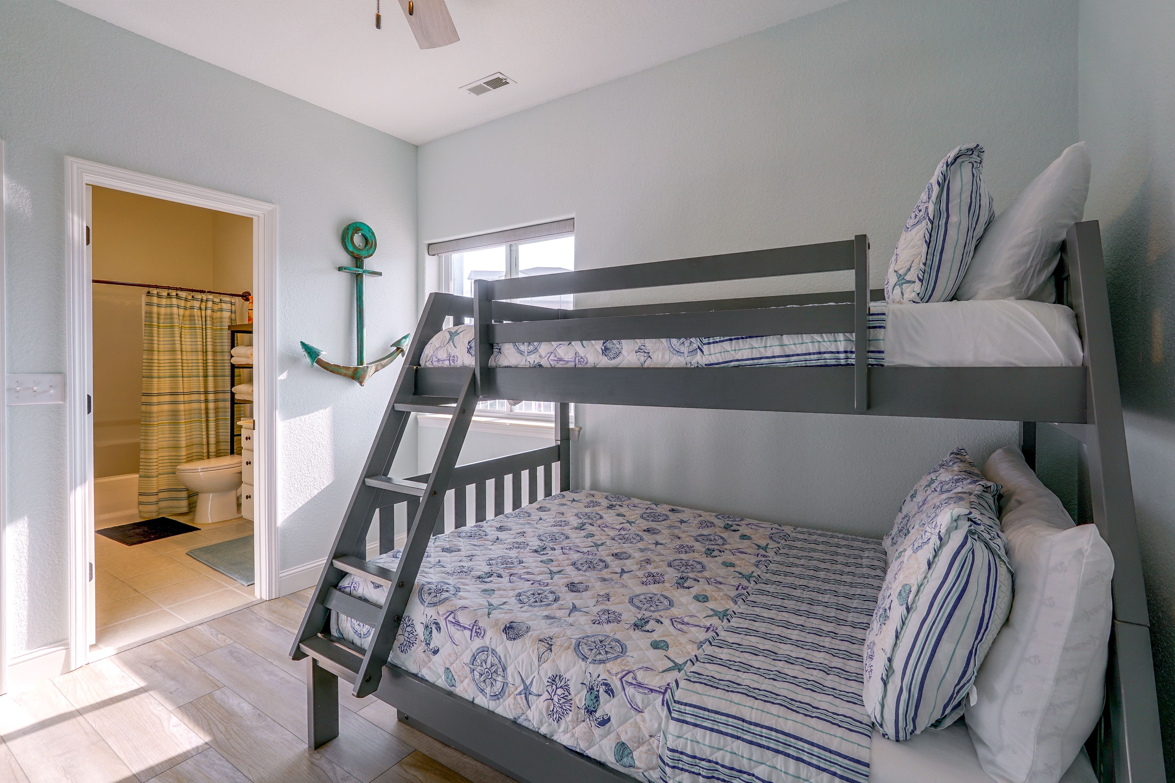 Bedroom | Twin/Full Bunk Bed w/ Twin Trundle