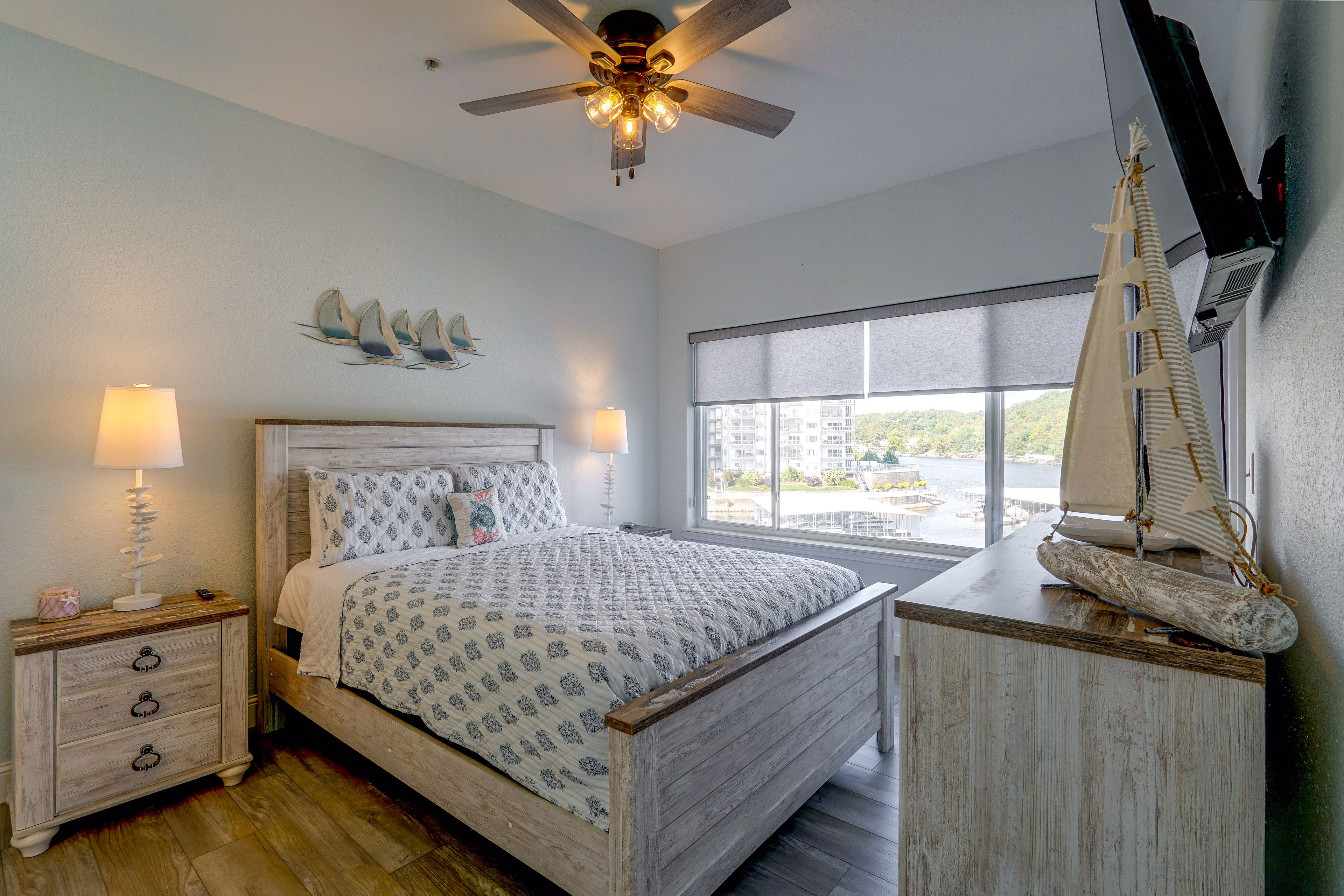 Bedroom | Queen Bed