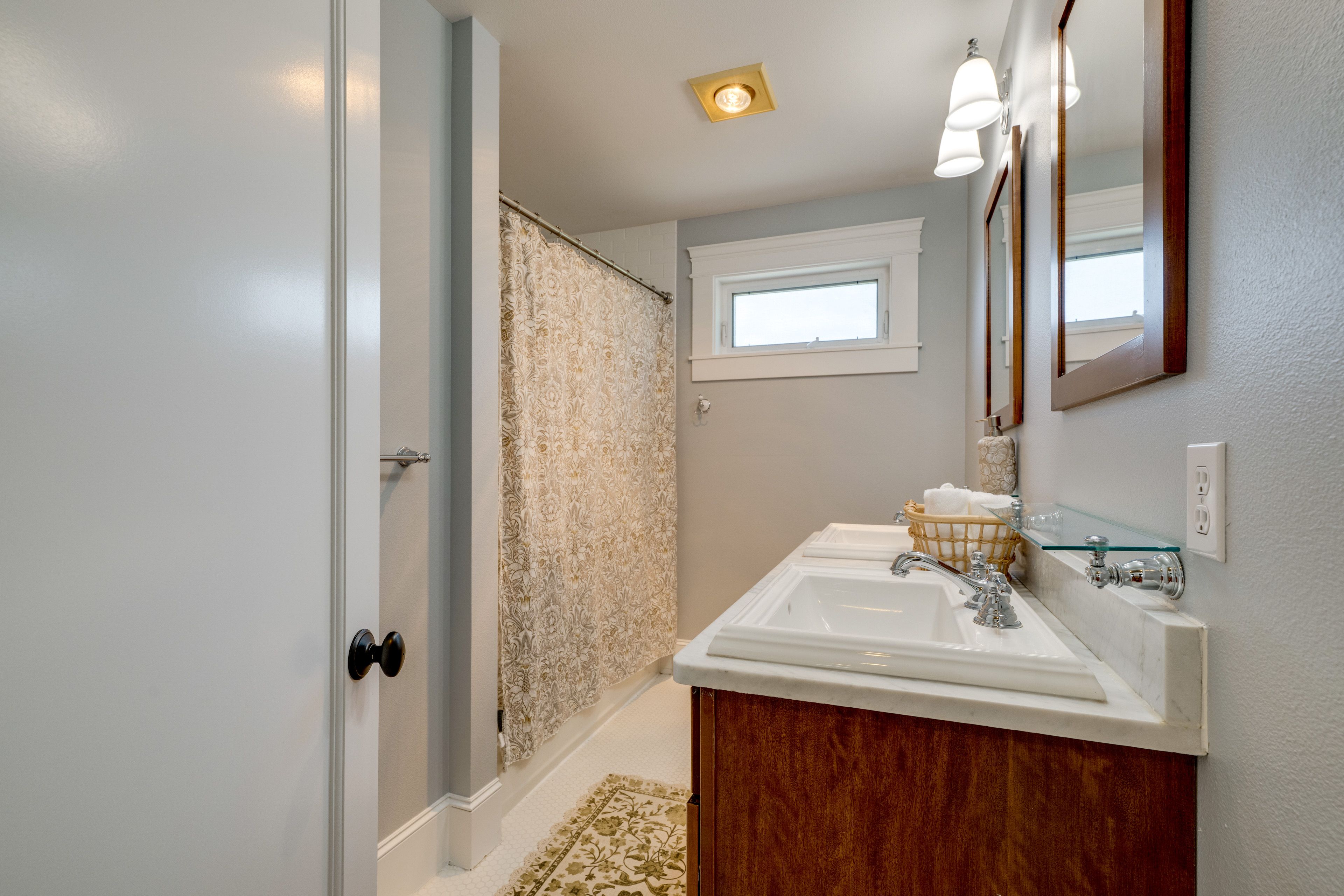 Full Bathroom | 2nd Floor