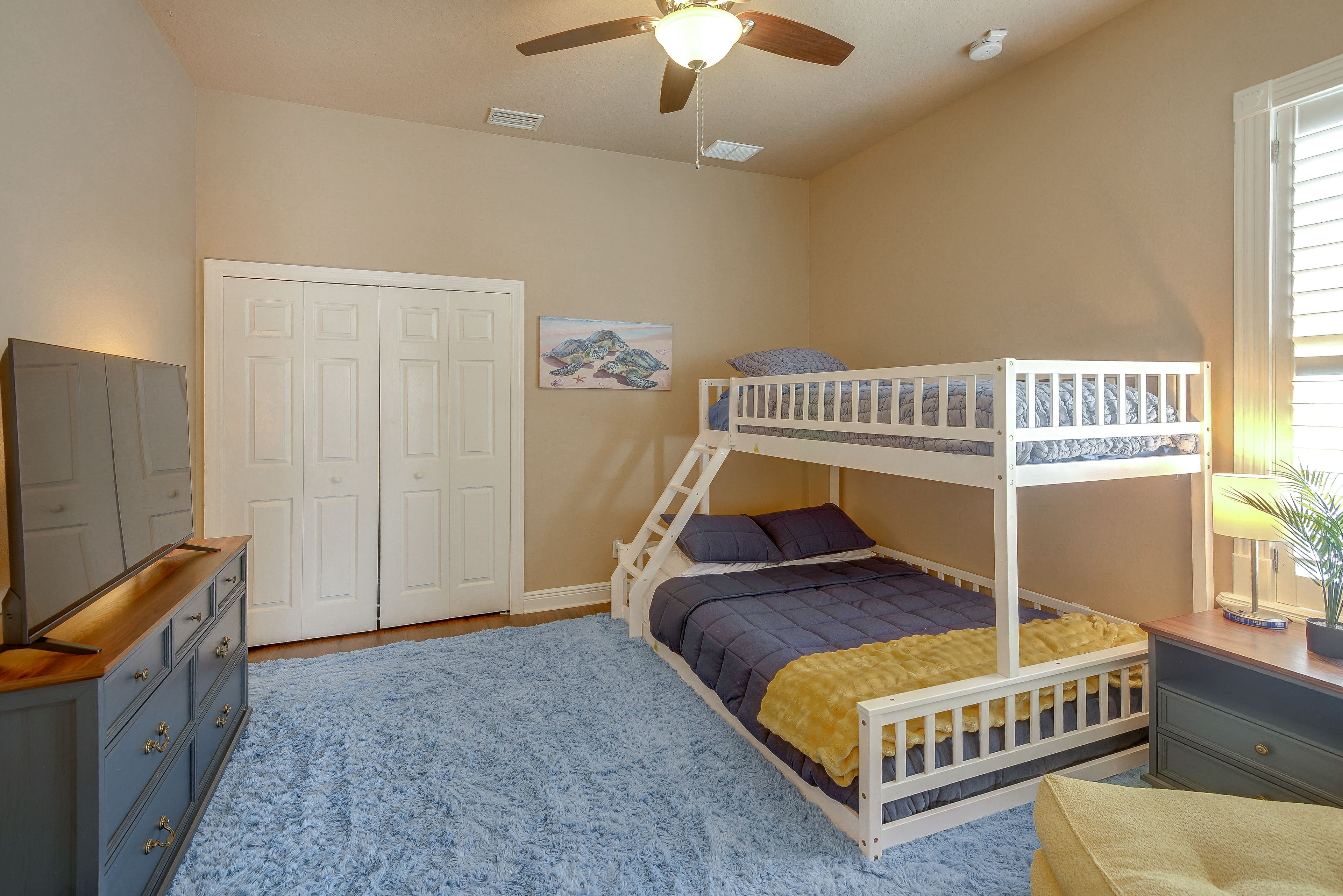 Bedroom 3 | Twin/Queen Bunk Bed