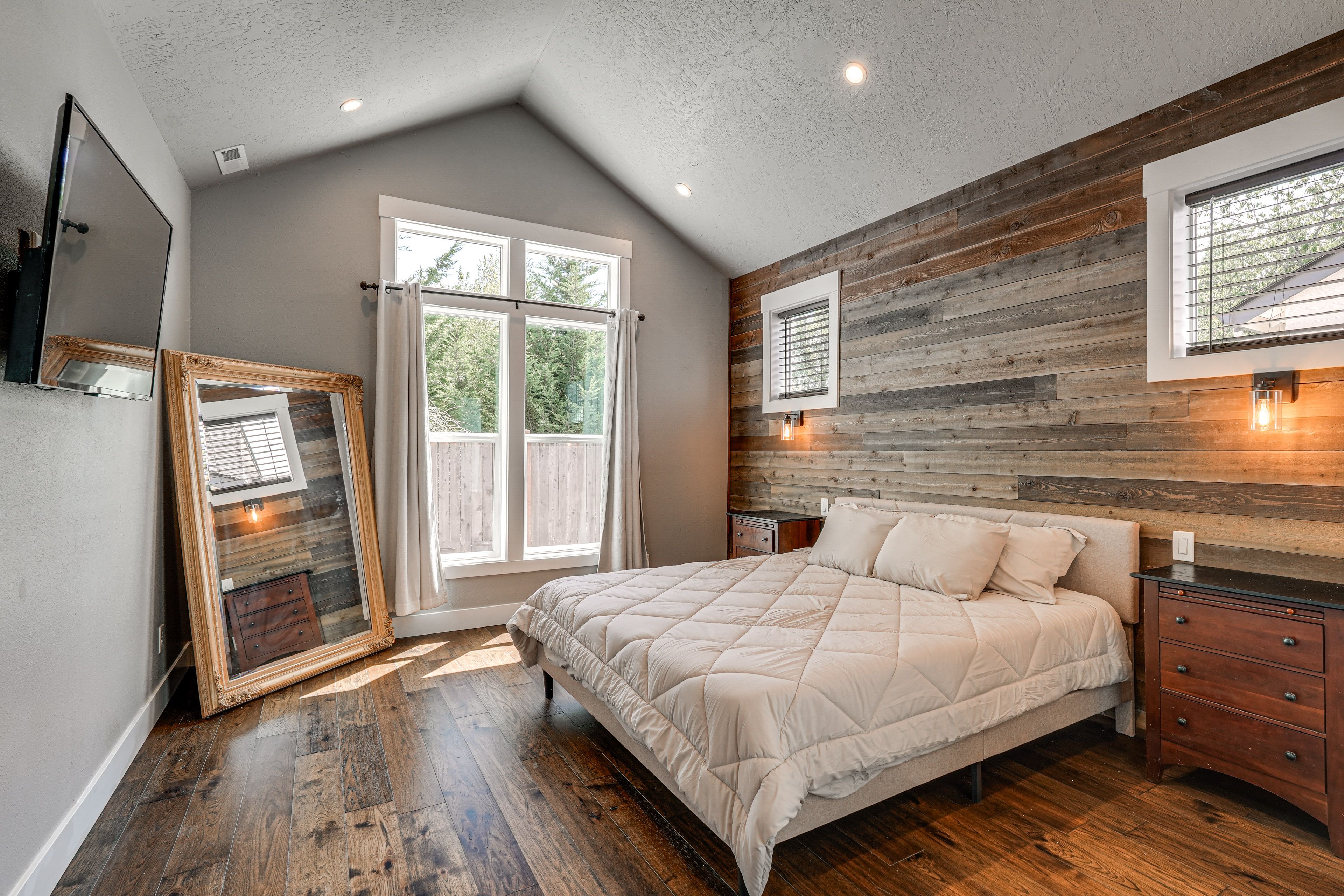 Bedroom 1 | King Bed