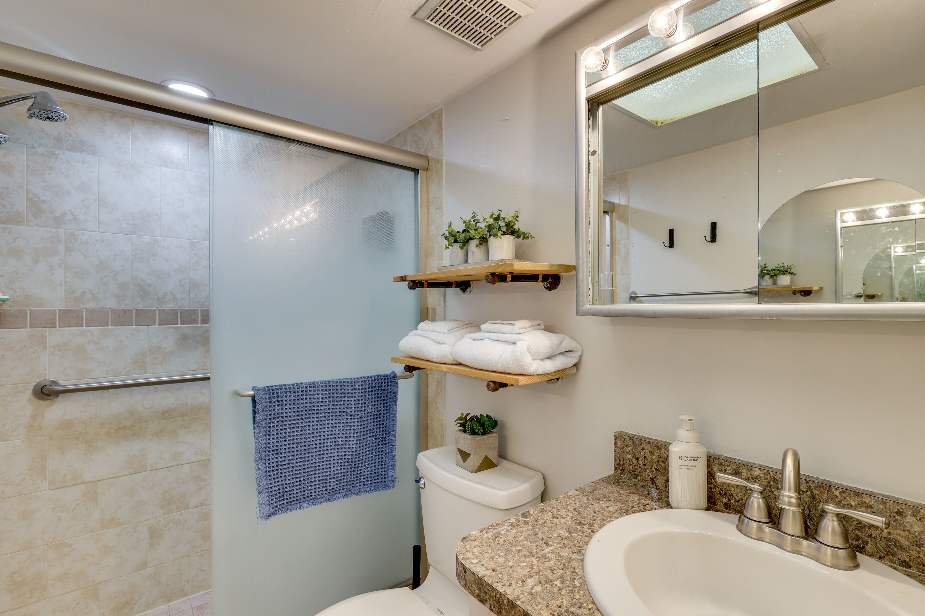 Full Bathroom | 2nd Floor