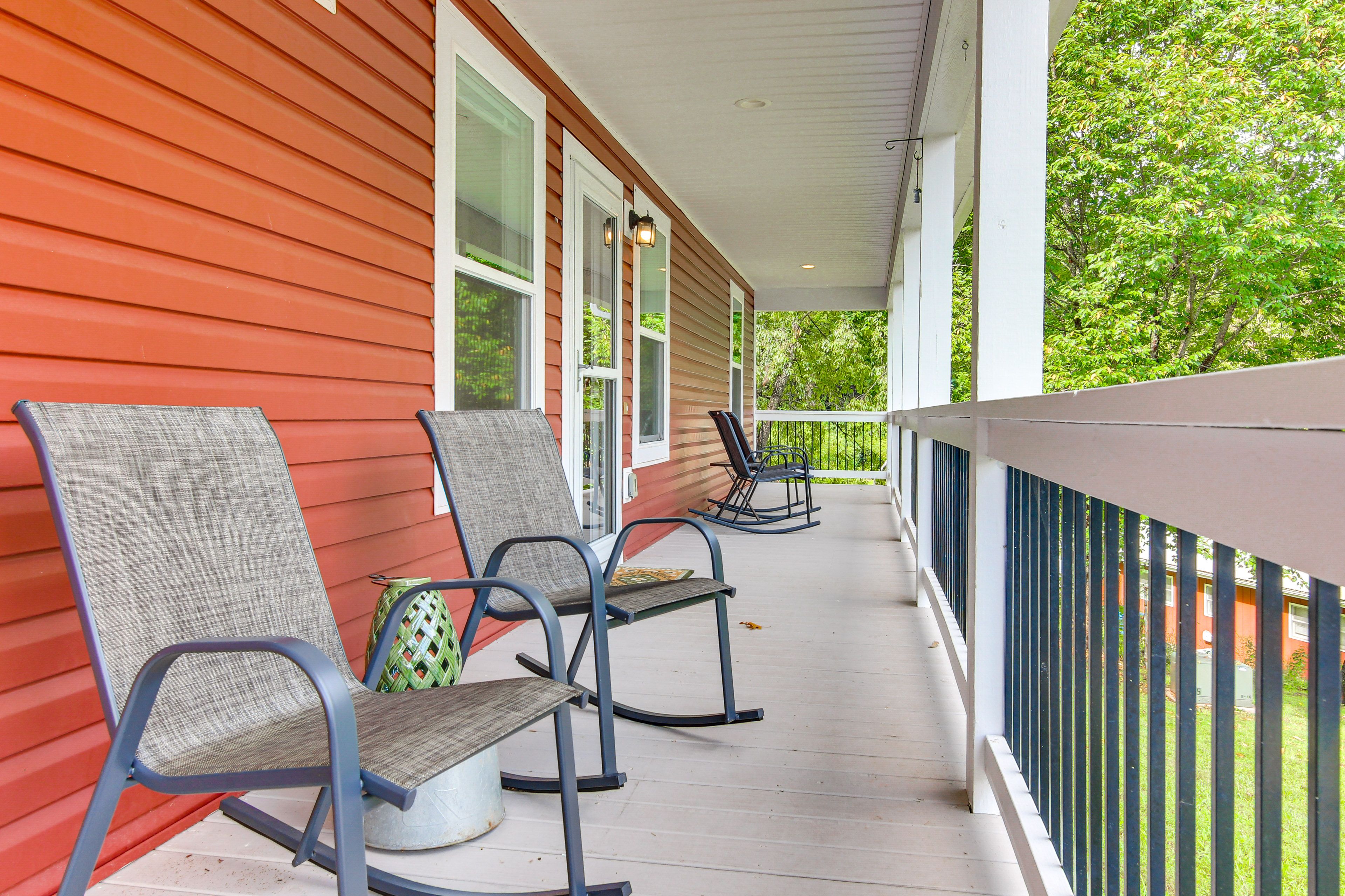 Covered Porch w/ Seating