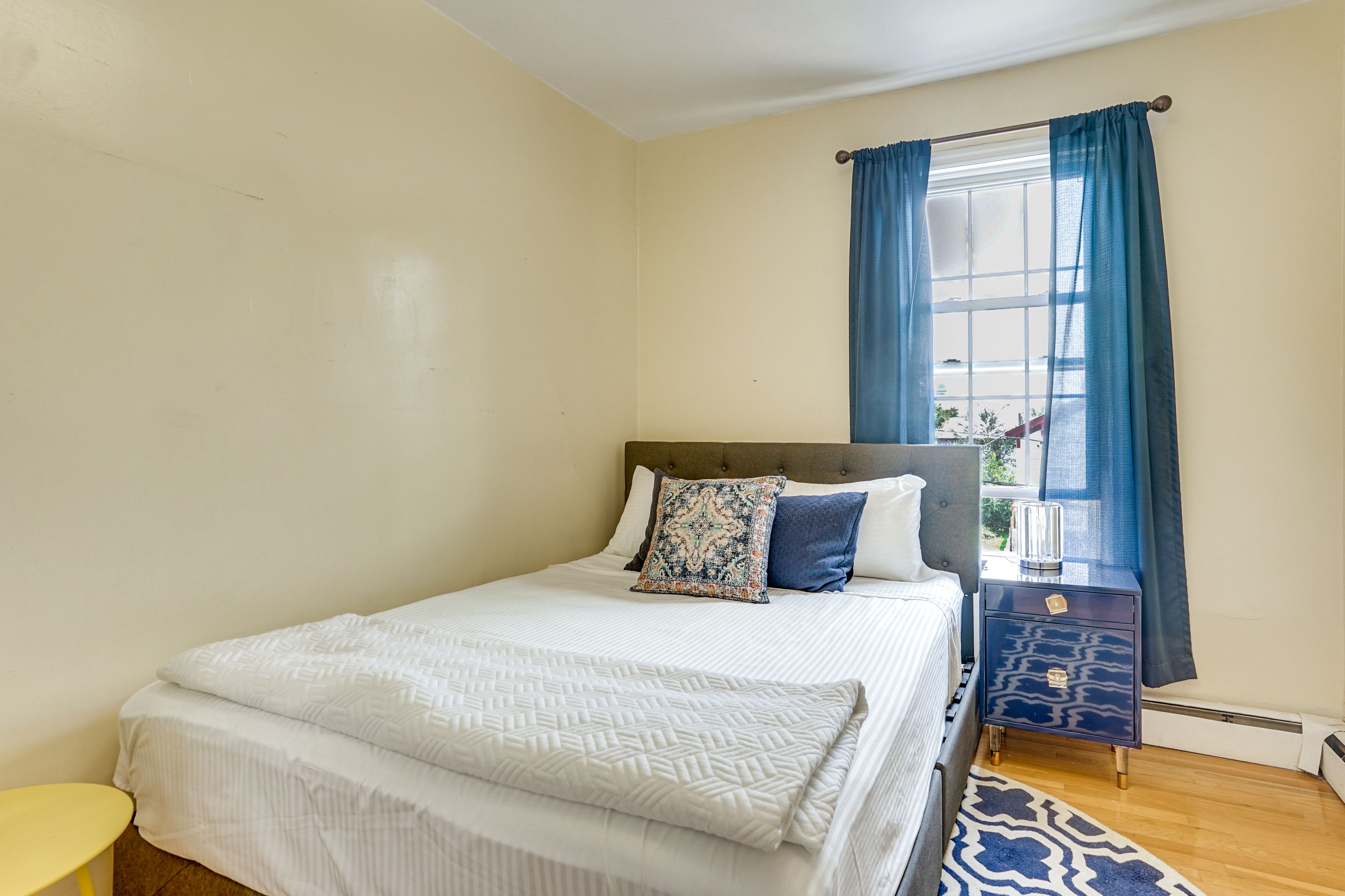 Bedroom | Queen Bed