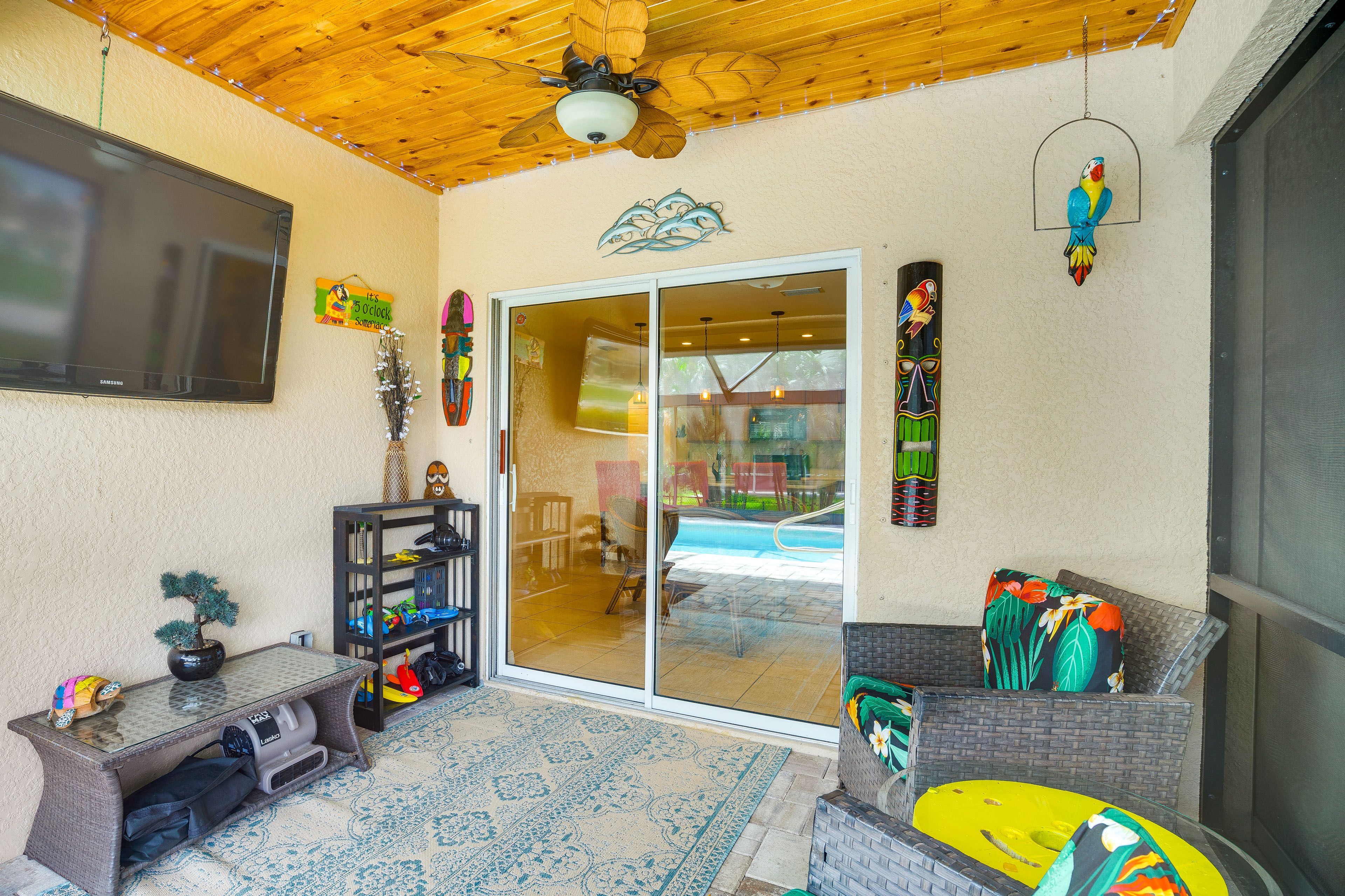 Lanai Lounge Area