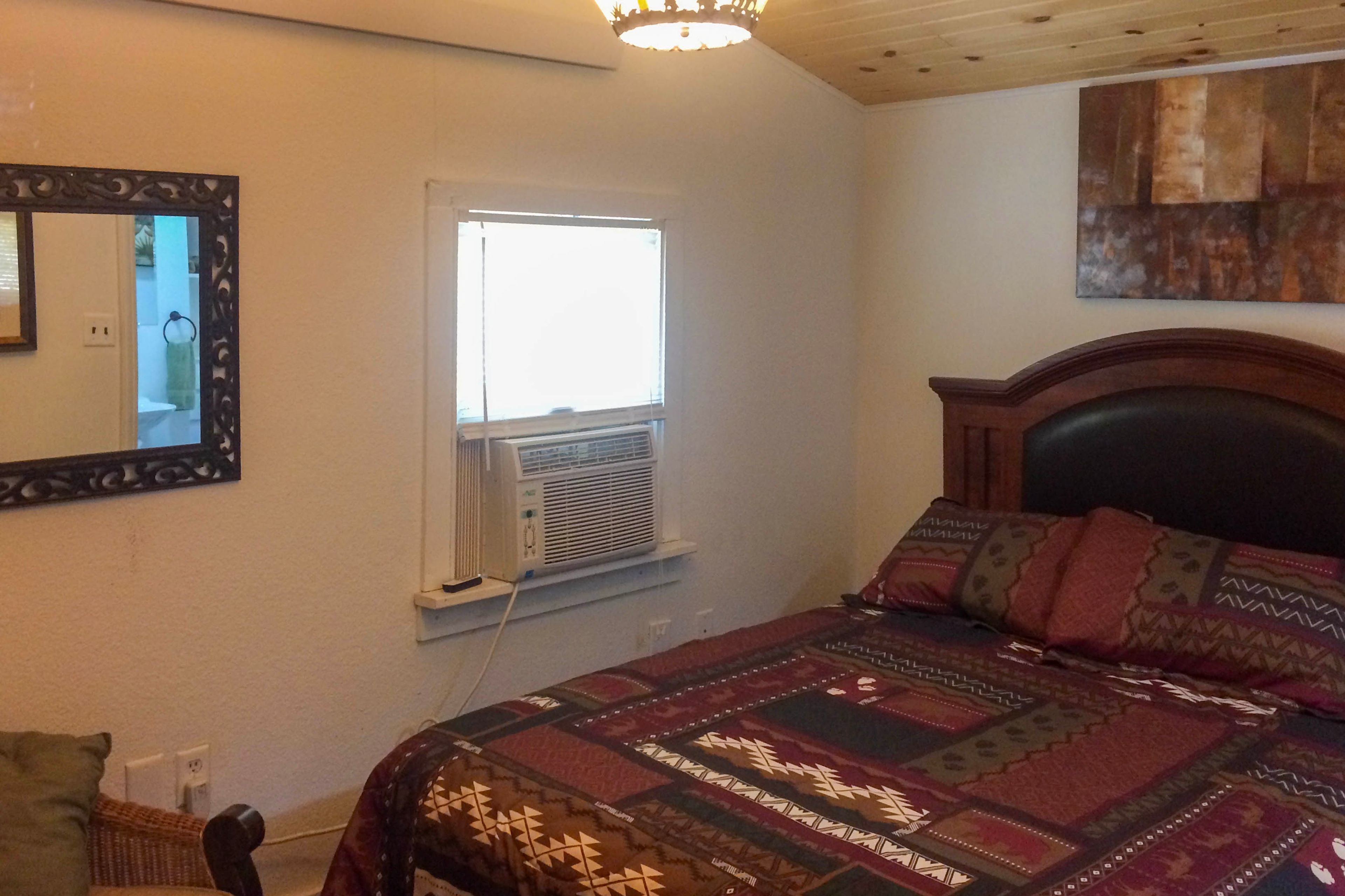 Bedroom | Queen Bed