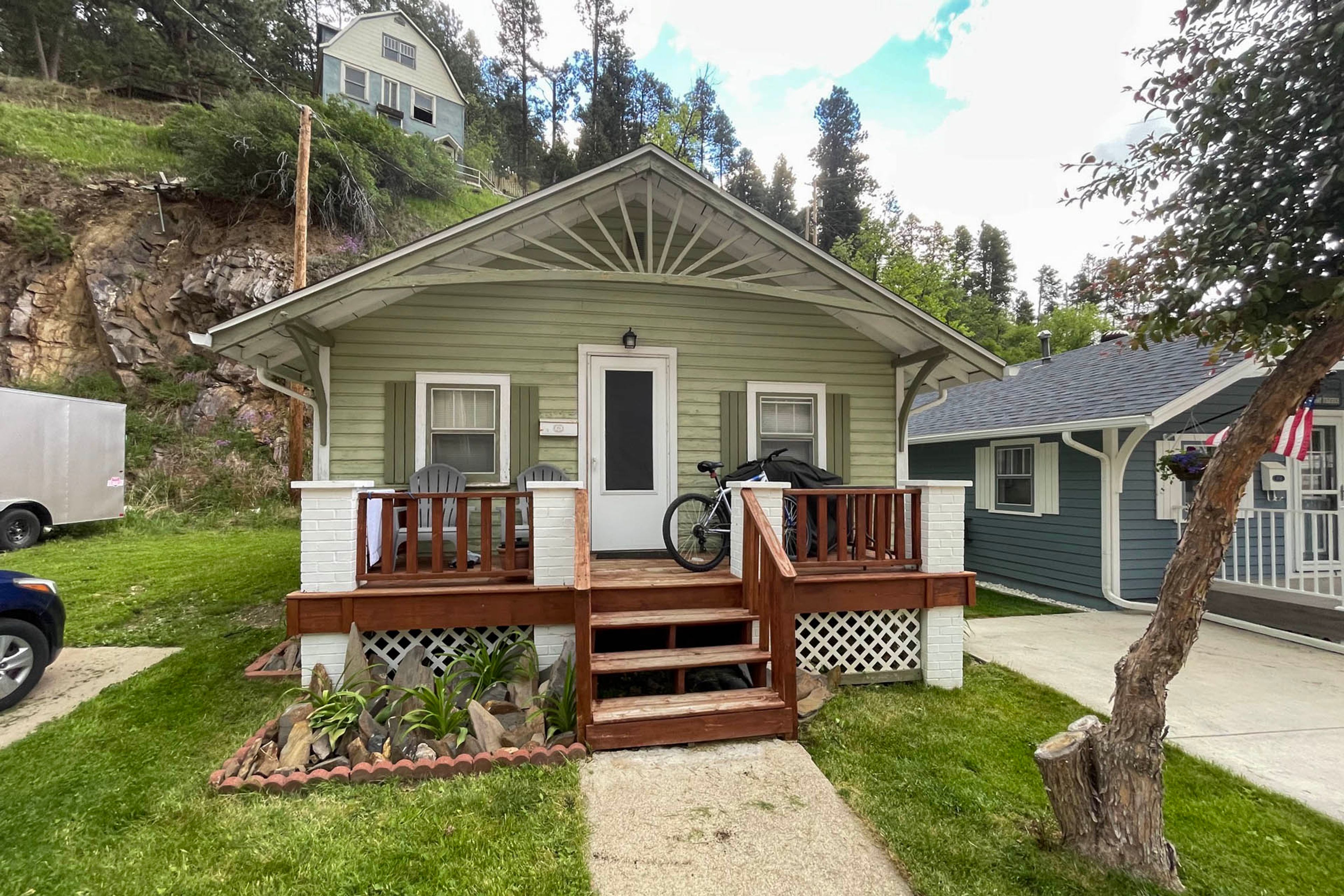 Front Porch w/ Dining Area