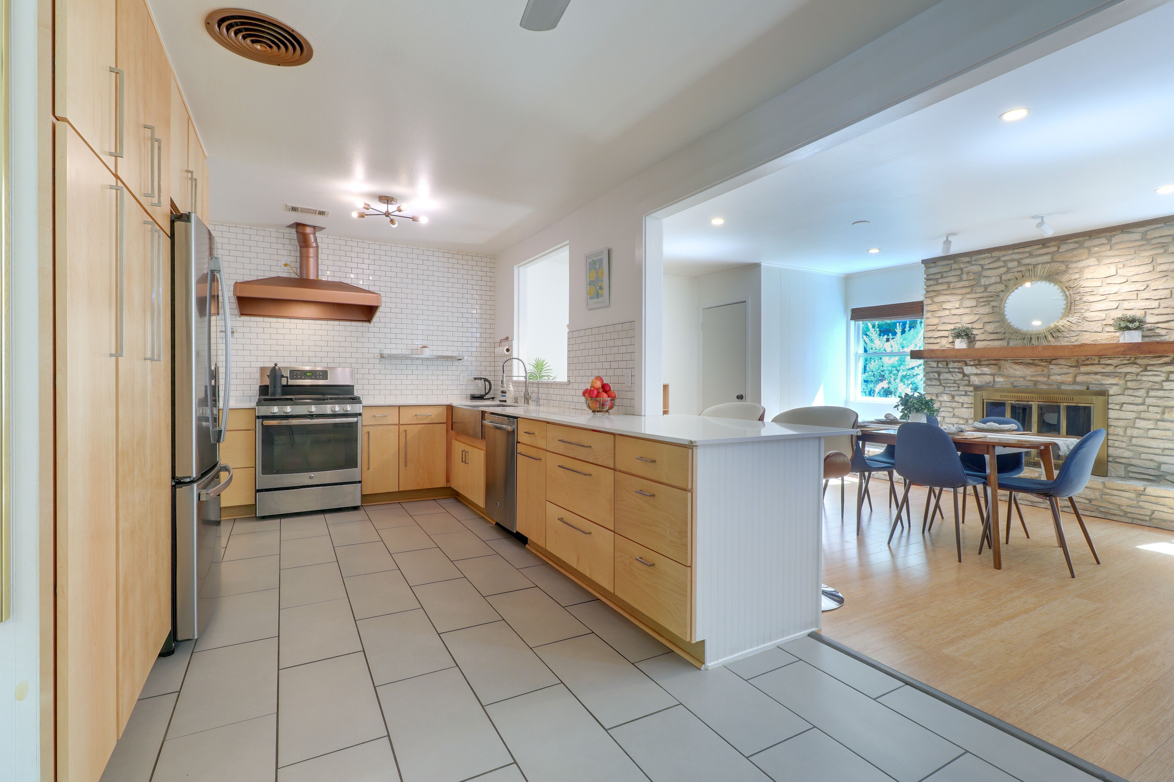Kitchen | Dining Table | Breakfast Bar