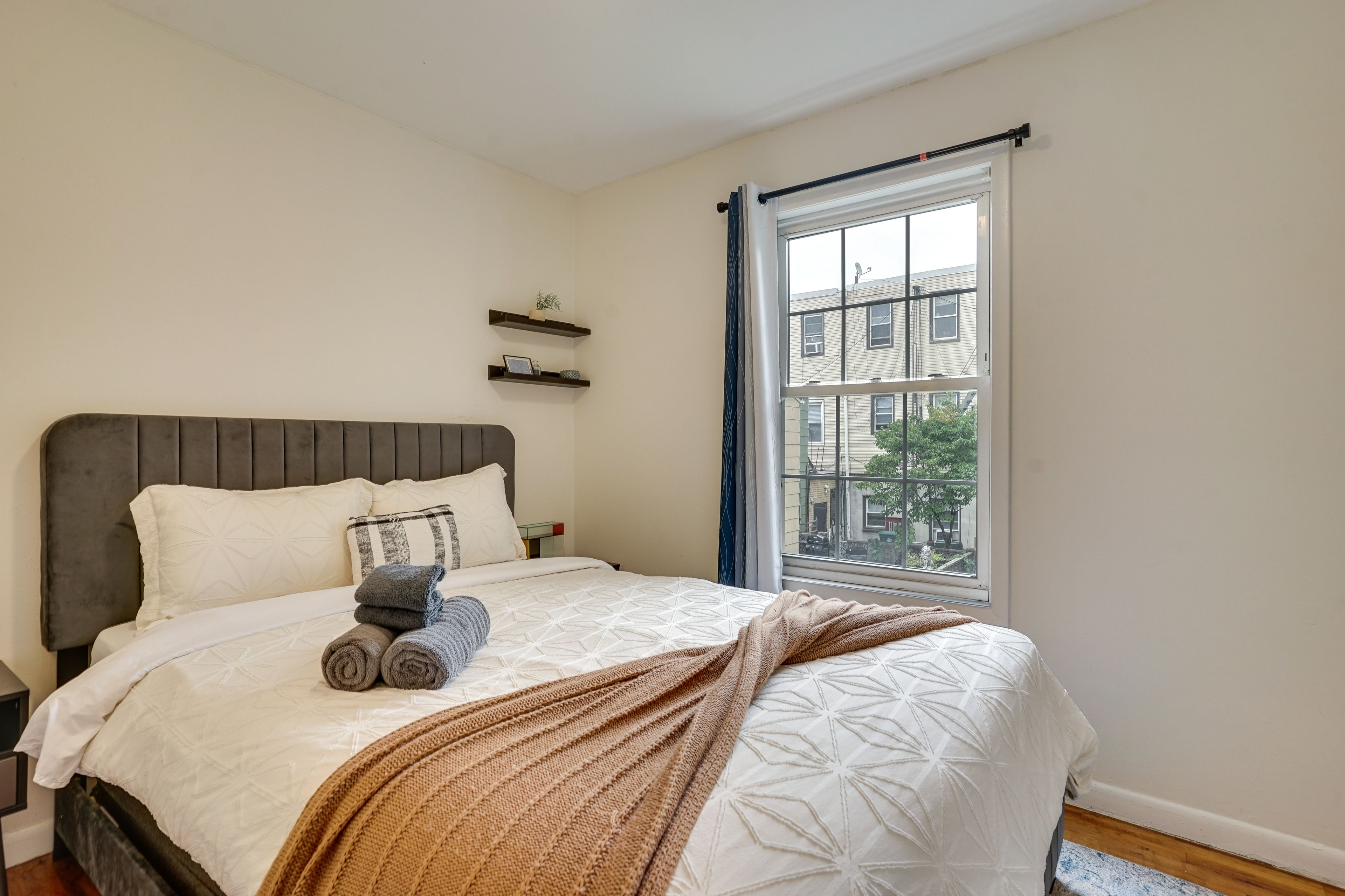 Bedroom 2 | Queen Bed