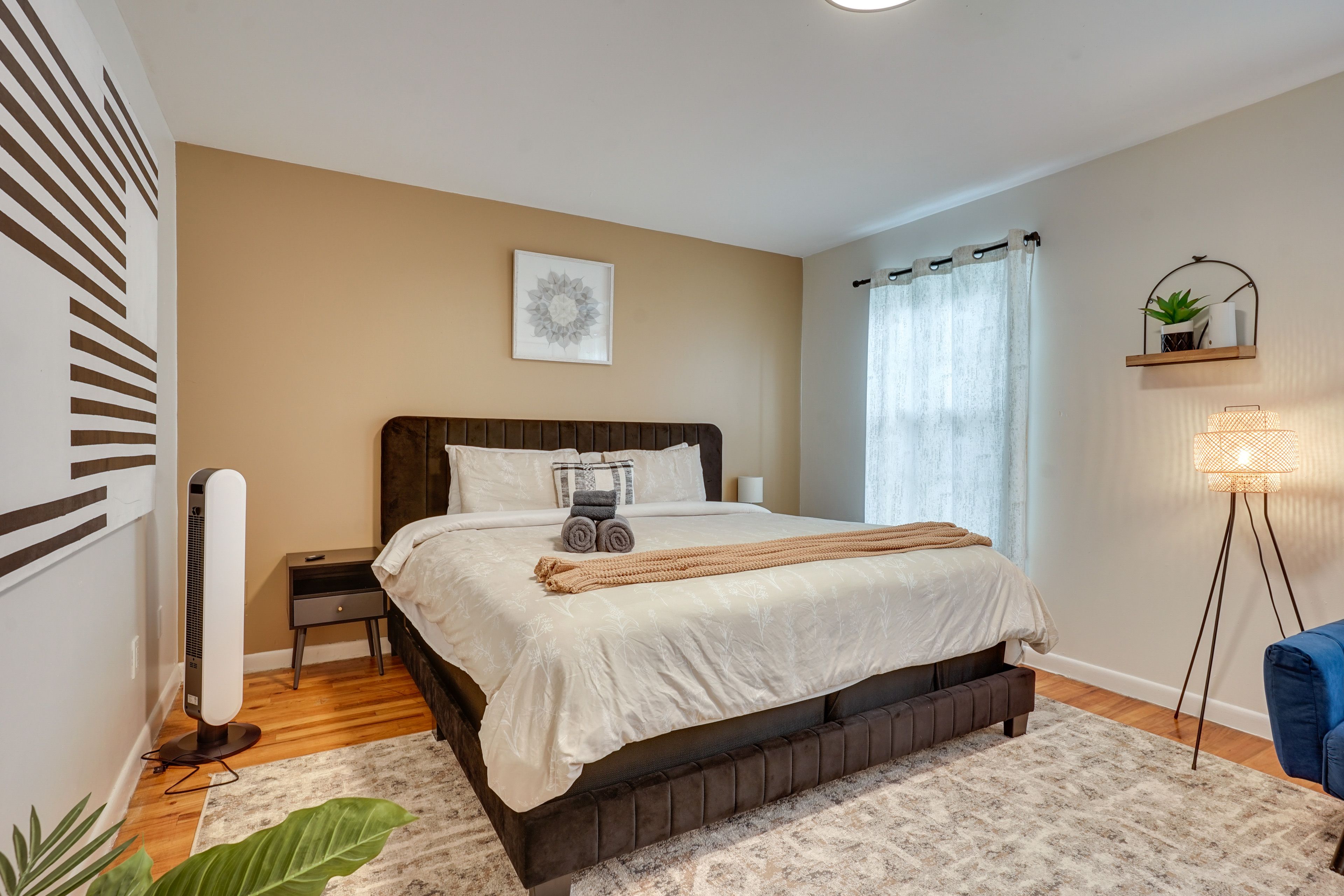 Bedroom 1 | King Bed | Crib | En-Suite Bathroom