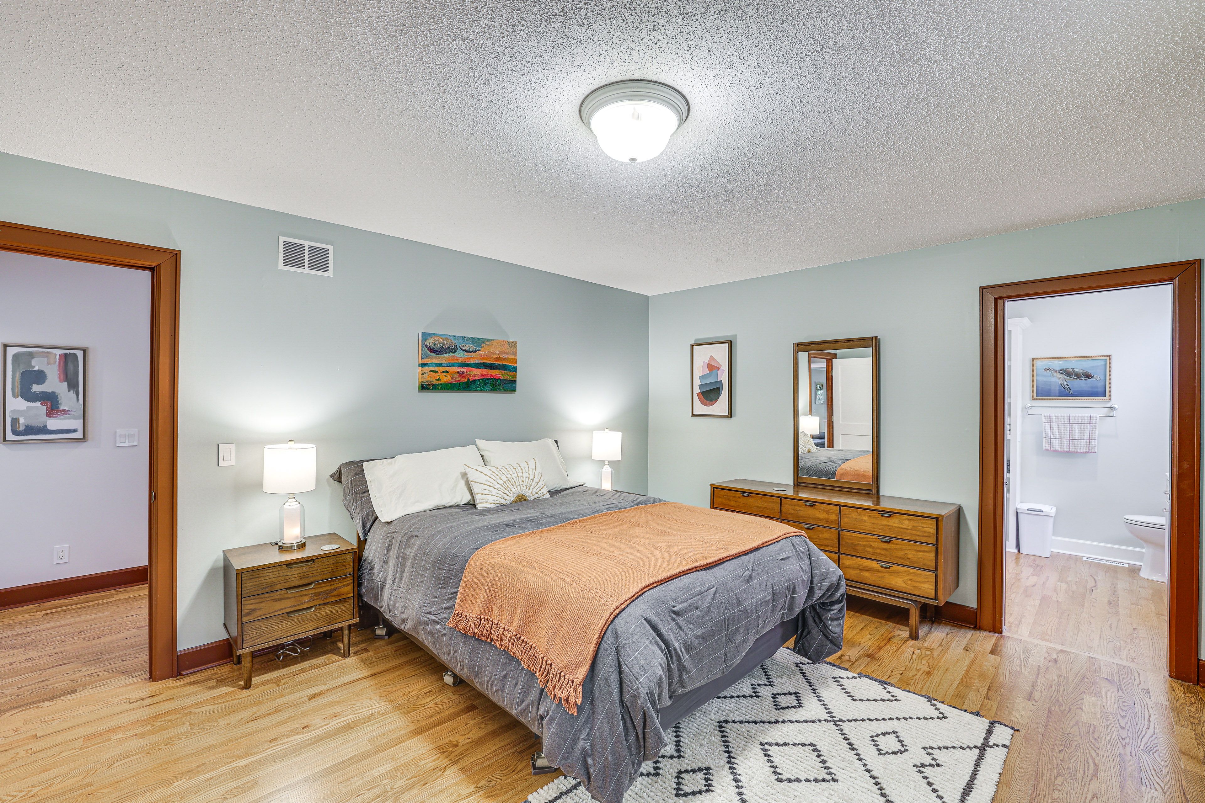 Bedroom | Queen Bed | En-Suite Bathroom