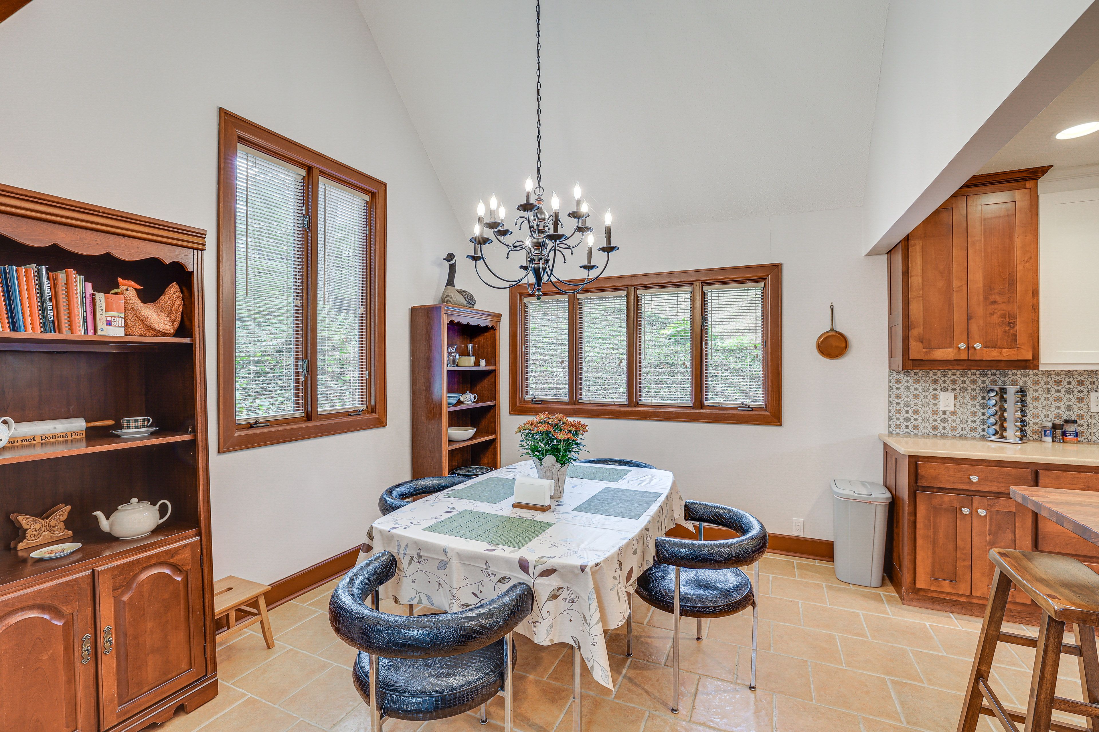 Dining Area | Dishes & Flatware Provided