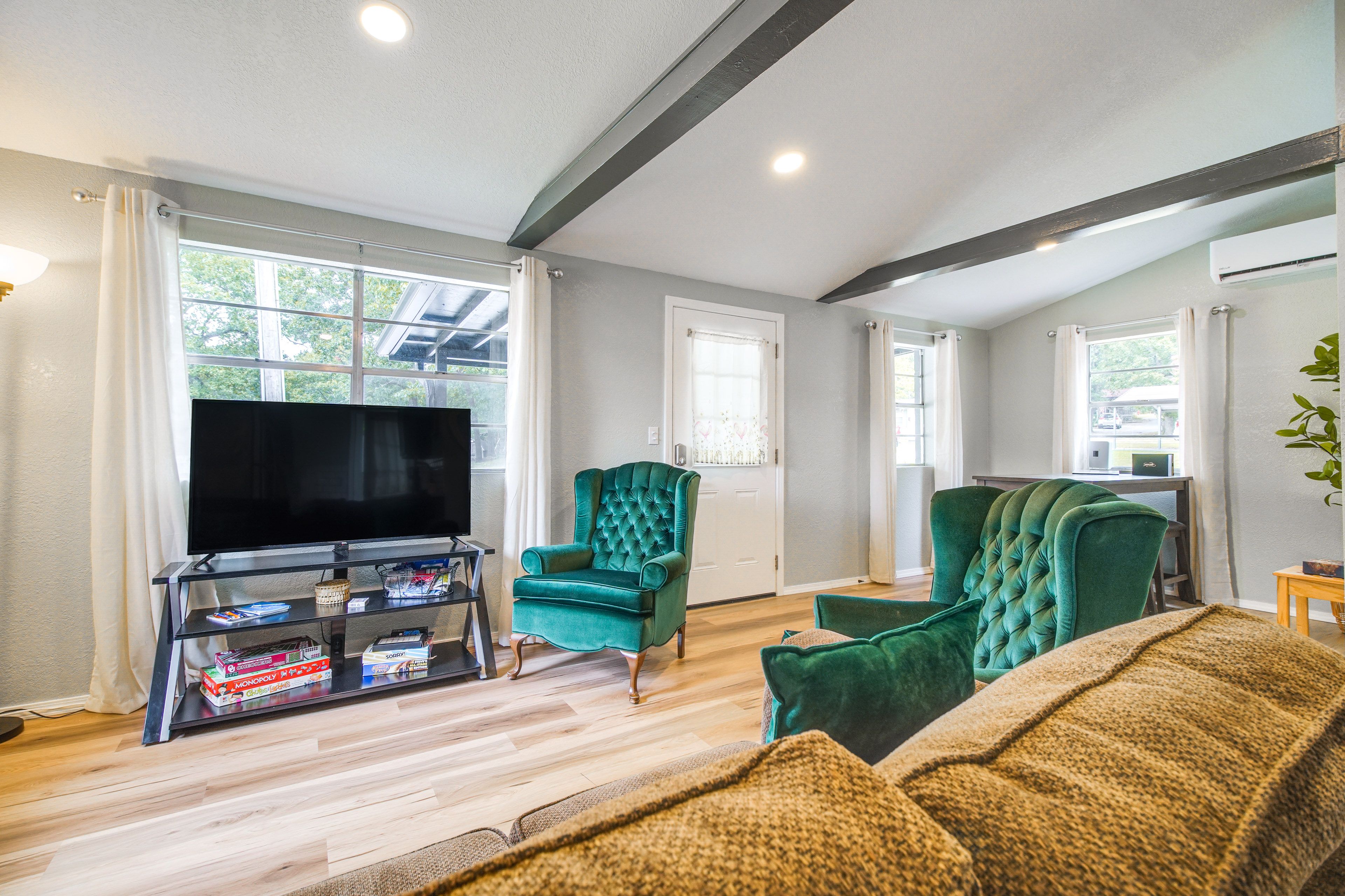 Living Room | Queen Sleeper Sofa | Smart TV | Board Games