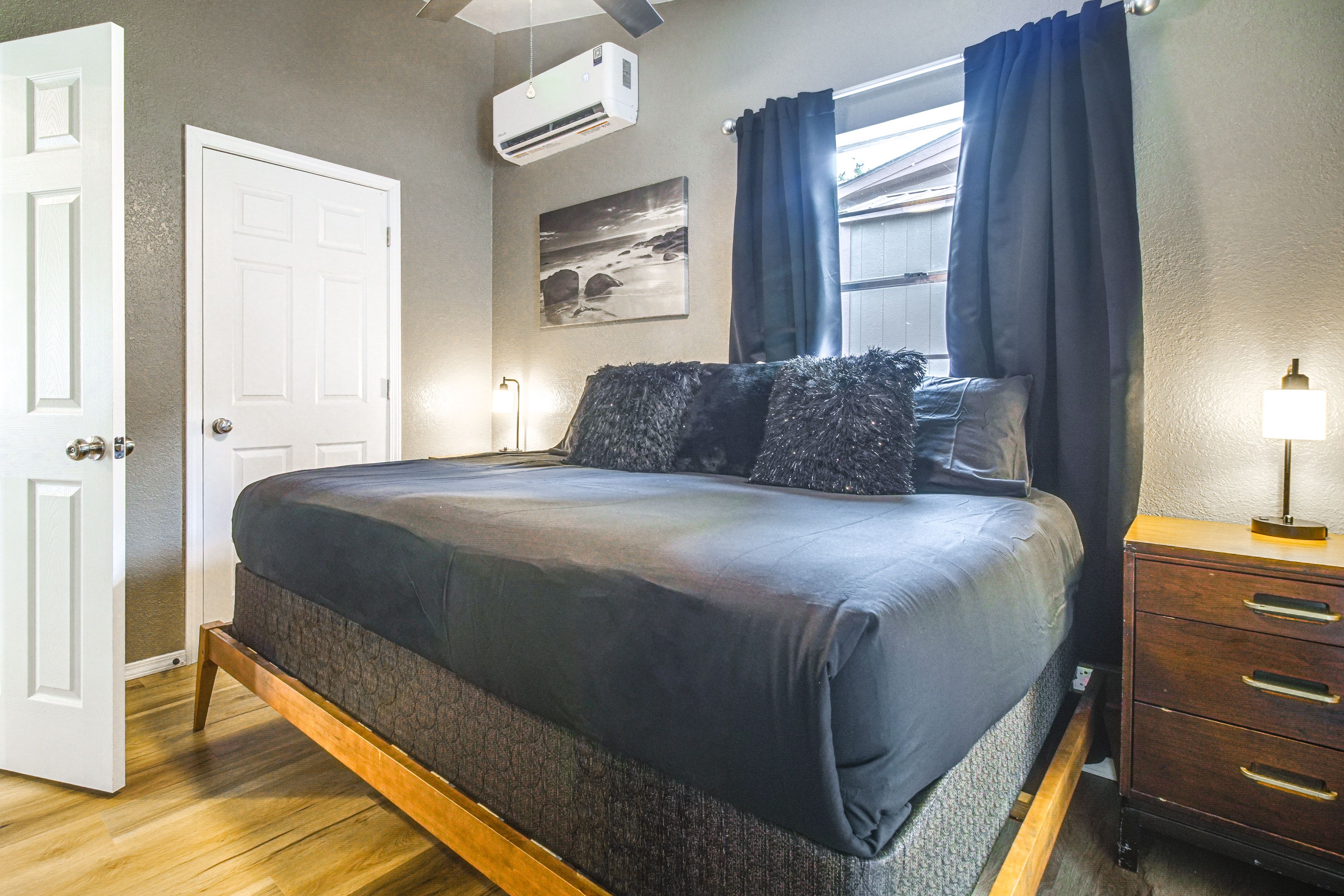 Bedroom 1 | Queen Bed