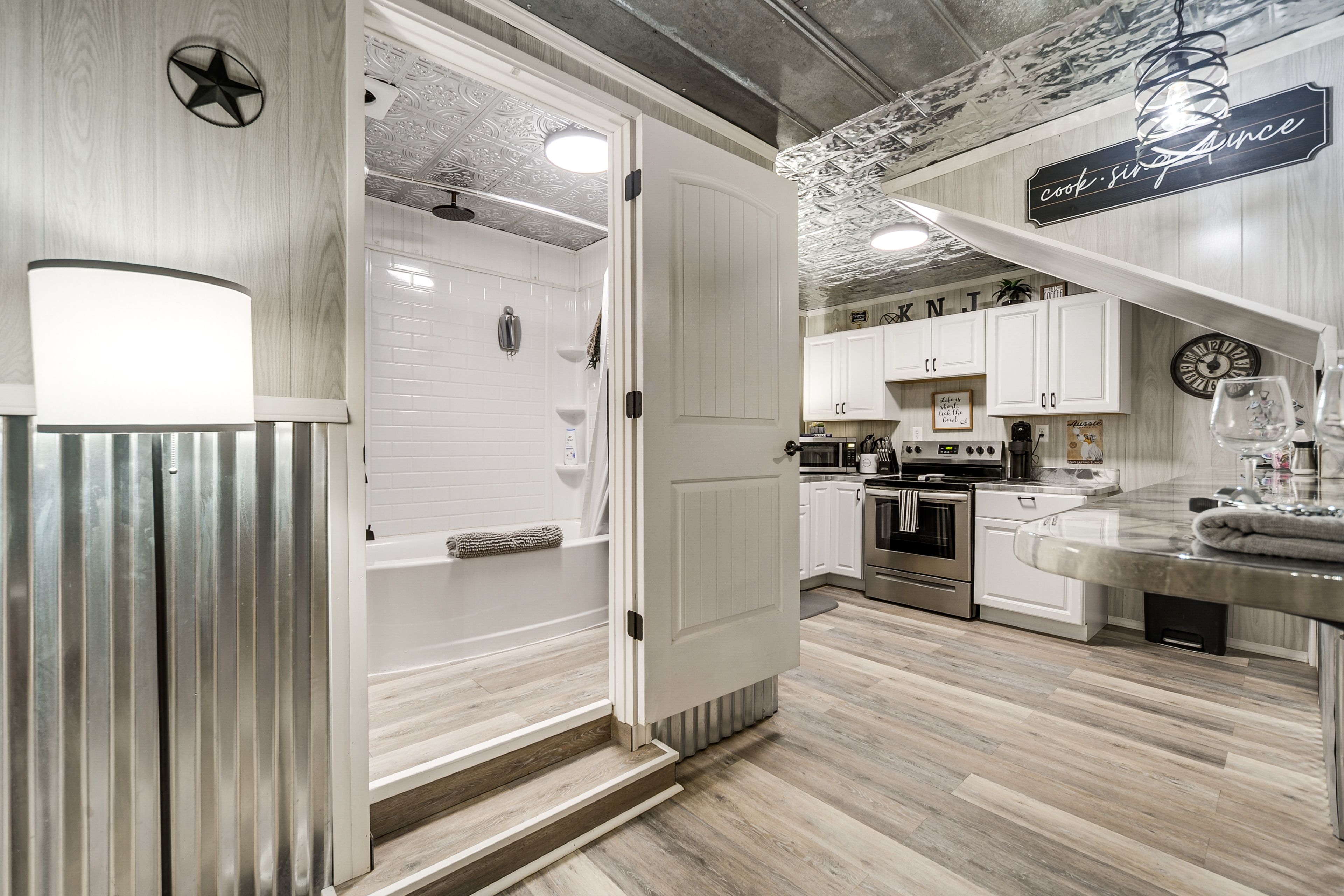 The Barn | Full Bathroom
