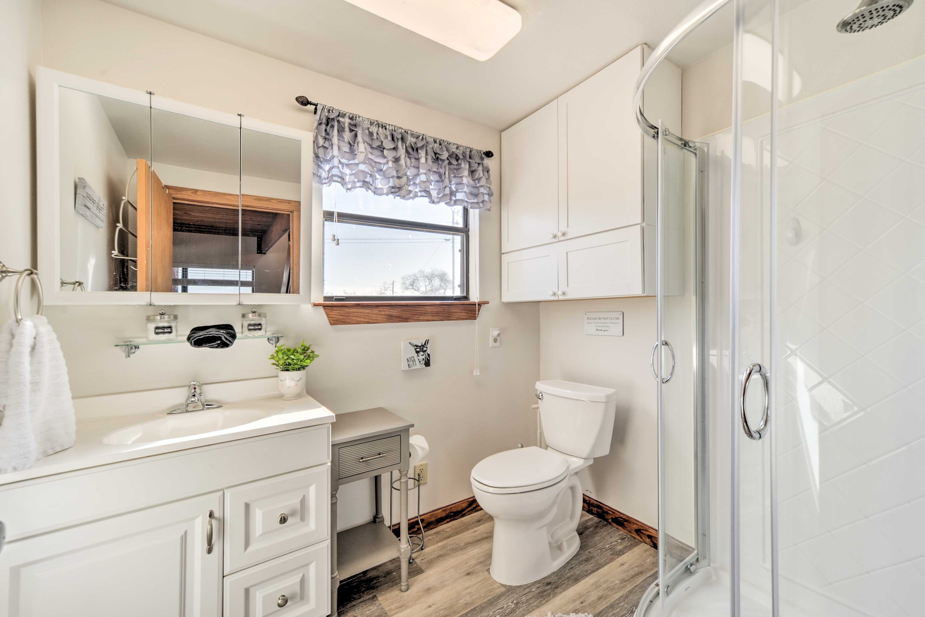 KNJ Getaway (Cabin) | Full Bathroom | 1st Floor