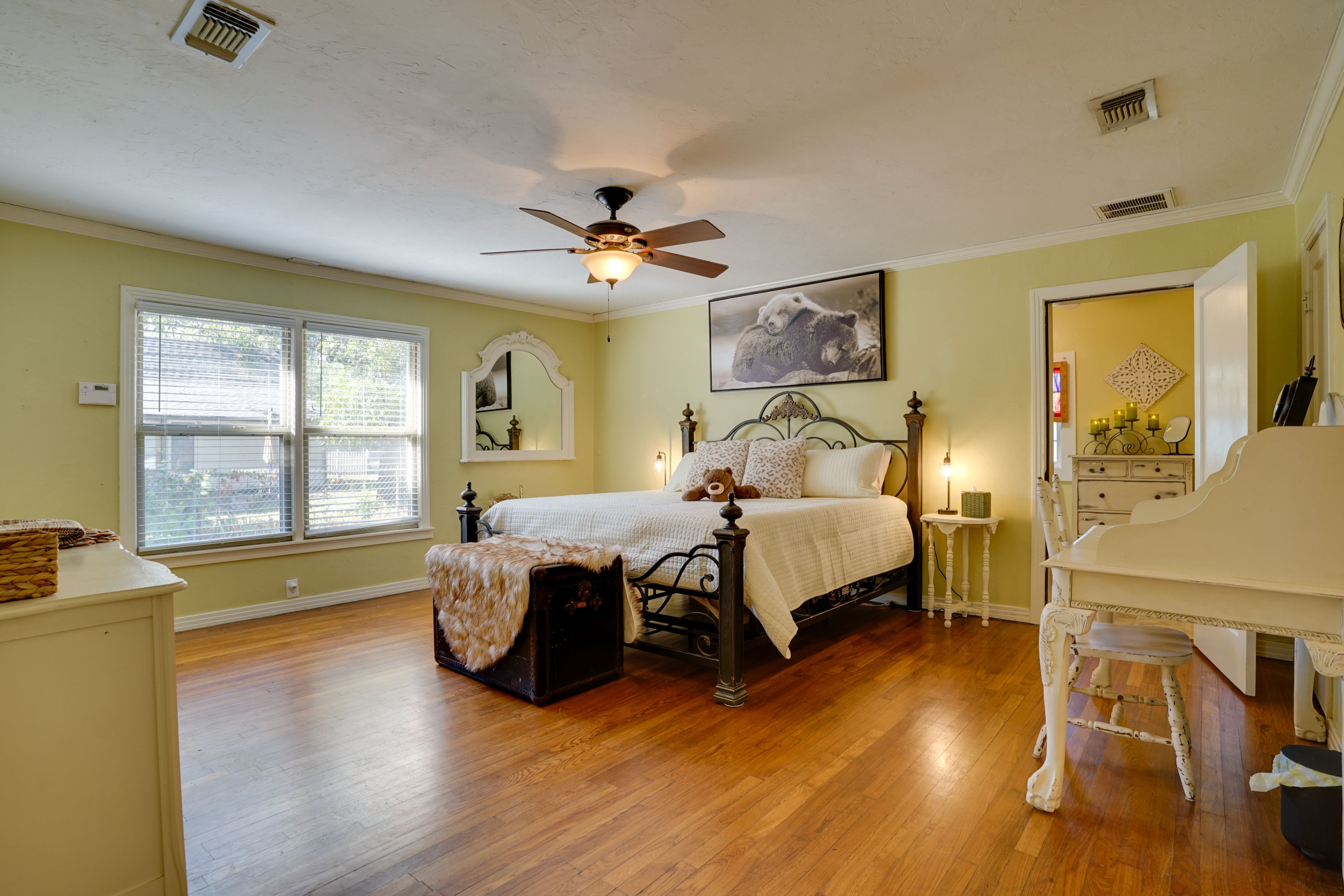 Bedroom 1 | King Bed
