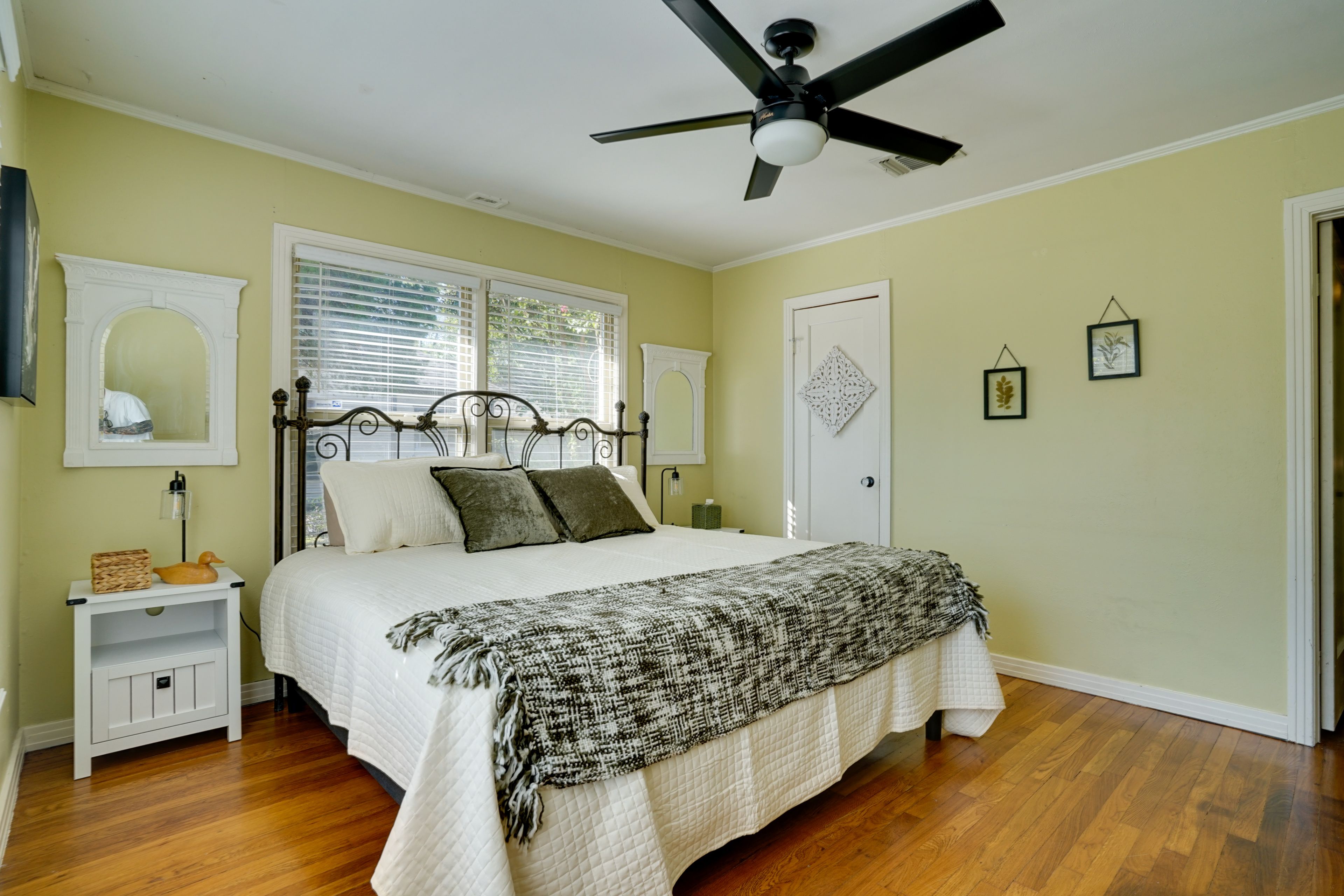 Bedroom 2 | King Bed