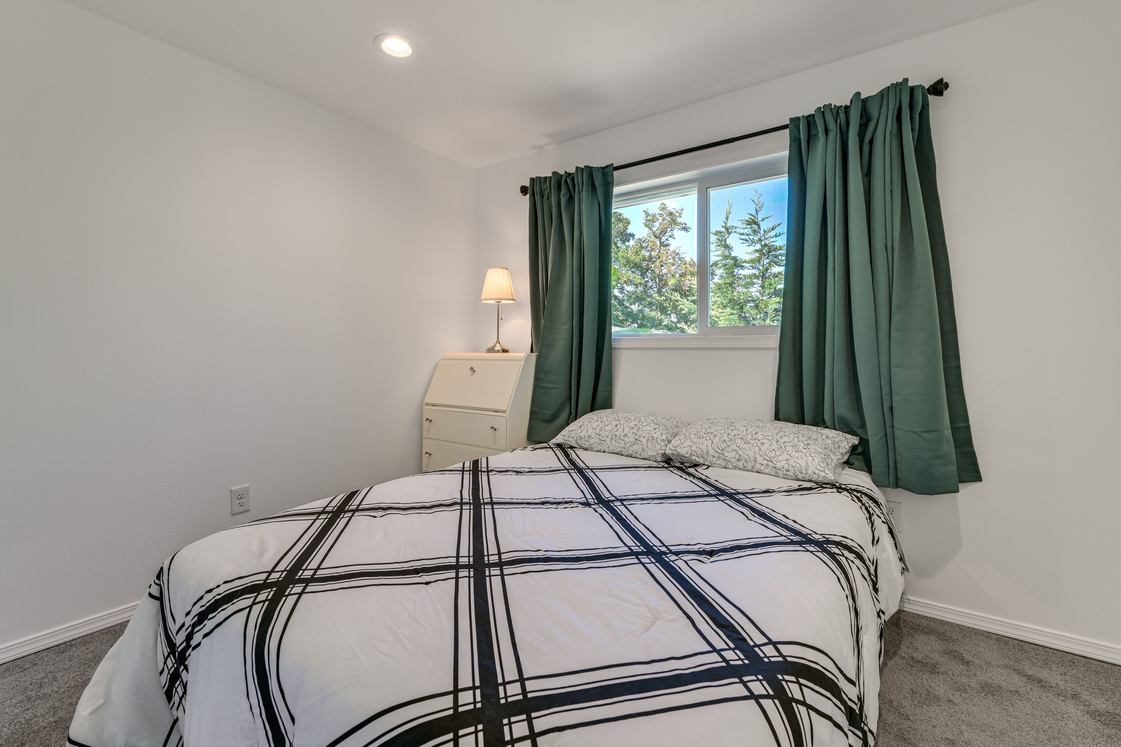 Bedroom | Queen Bed
