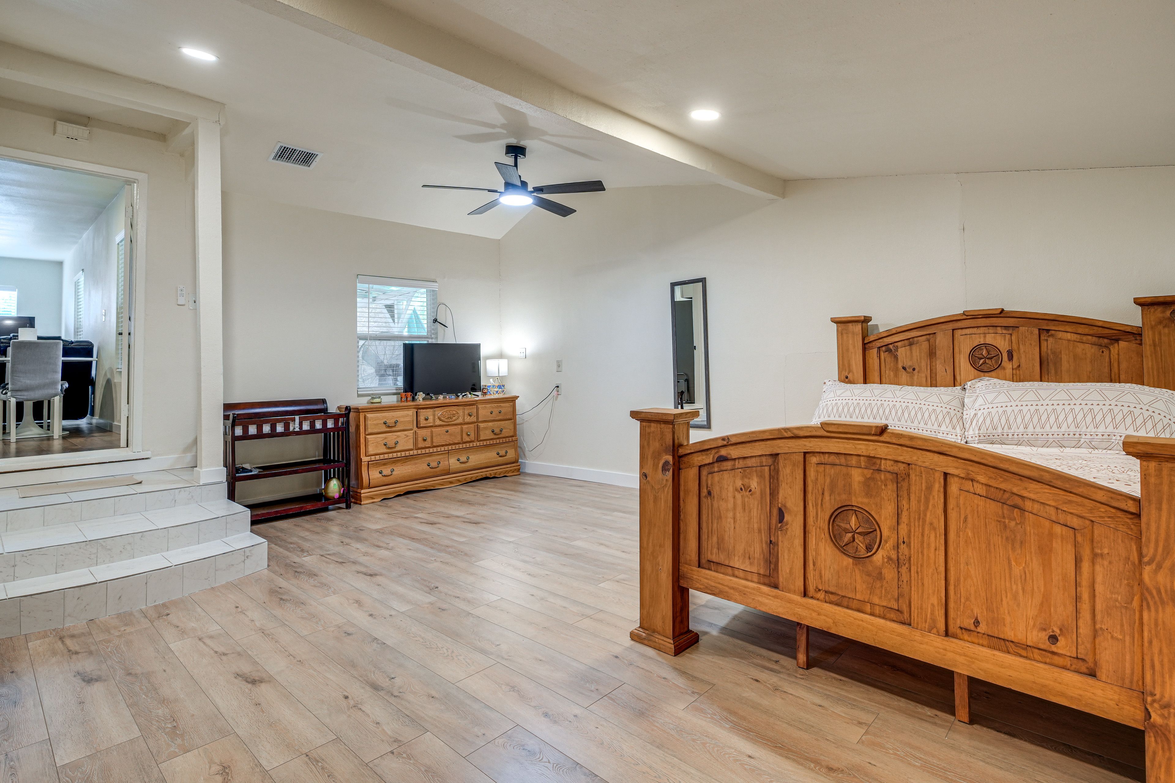 Bedroom 1 | Queen Bed